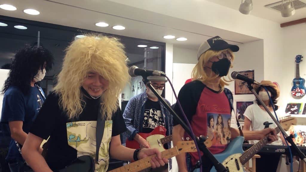 kerokerokingdxのインスタグラム：「今日（昨日）は まっちいのHRHMギター🎸早弾き講座 クージー教授のHR/HM講座と ベンソンズHMお笑いライブ に来てくれた皆様 ありがとうございました♪ 手前にいる獅子舞みたいな人は誰でしょう… 明日はまっちいと西浦くんの投げ銭ライブ！ ぜひ！  #キチレコHRHM」