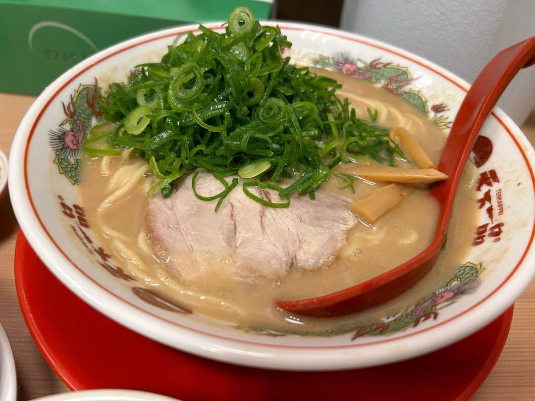 ミノルクリスさんのインスタグラム写真 - (ミノルクリスInstagram)「ダイエット中だけど 本日2回目のラーメン🍜 ってことは 今日はチートデイって事で良いですよな😎 #アスる　#フロアス　#ダイエットなんてやめちまえ特区  #jfn」5月6日 1時40分 - djminoruchris