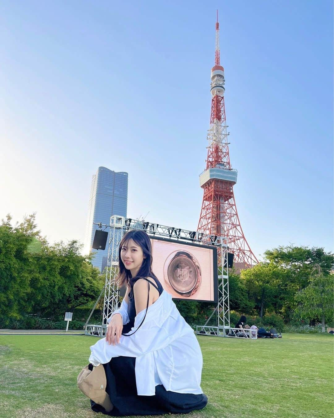 鈴木ふみ奈さんのインスタグラム写真 - (鈴木ふみ奈Instagram)「芝公園でやってるショートフィルムフェス #ParkDay2023 に行って来たよ🎥🌱 東京タワーの前で色んな国のショートフィルム観れるとか最高すぎました🗼✌️  展示会で届いたOnitのシャツ可愛すぎる🥺 シルエットも素材感も良くて、おまけに着心地も良い🙆‍♂️  #parkday2023 #ショートフィルム #芝公園 #映画」5月6日 1時48分 - fuminasuzuki