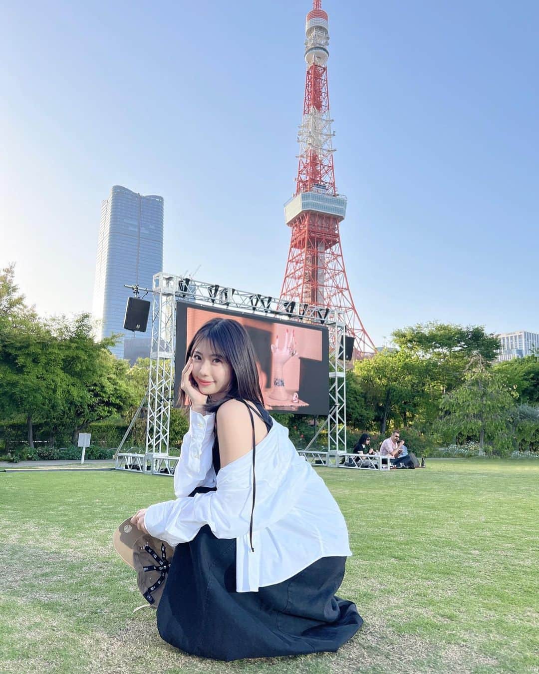鈴木ふみ奈さんのインスタグラム写真 - (鈴木ふみ奈Instagram)「芝公園でやってるショートフィルムフェス #ParkDay2023 に行って来たよ🎥🌱 東京タワーの前で色んな国のショートフィルム観れるとか最高すぎました🗼✌️  展示会で届いたOnitのシャツ可愛すぎる🥺 シルエットも素材感も良くて、おまけに着心地も良い🙆‍♂️  #parkday2023 #ショートフィルム #芝公園 #映画」5月6日 1時48分 - fuminasuzuki