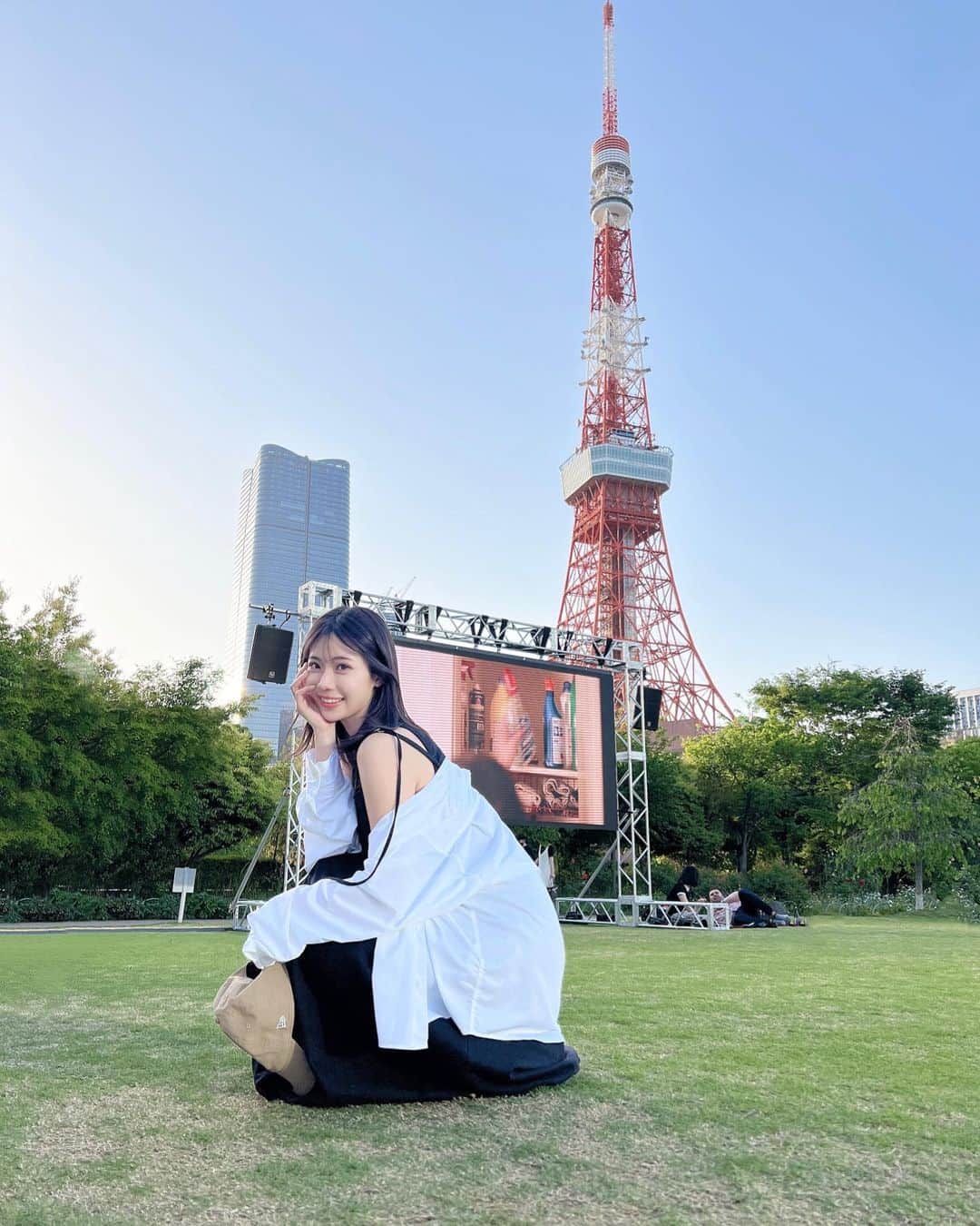 鈴木ふみ奈さんのインスタグラム写真 - (鈴木ふみ奈Instagram)「芝公園でやってるショートフィルムフェス #ParkDay2023 に行って来たよ🎥🌱 東京タワーの前で色んな国のショートフィルム観れるとか最高すぎました🗼✌️  展示会で届いたOnitのシャツ可愛すぎる🥺 シルエットも素材感も良くて、おまけに着心地も良い🙆‍♂️  #parkday2023 #ショートフィルム #芝公園 #映画」5月6日 1時48分 - fuminasuzuki