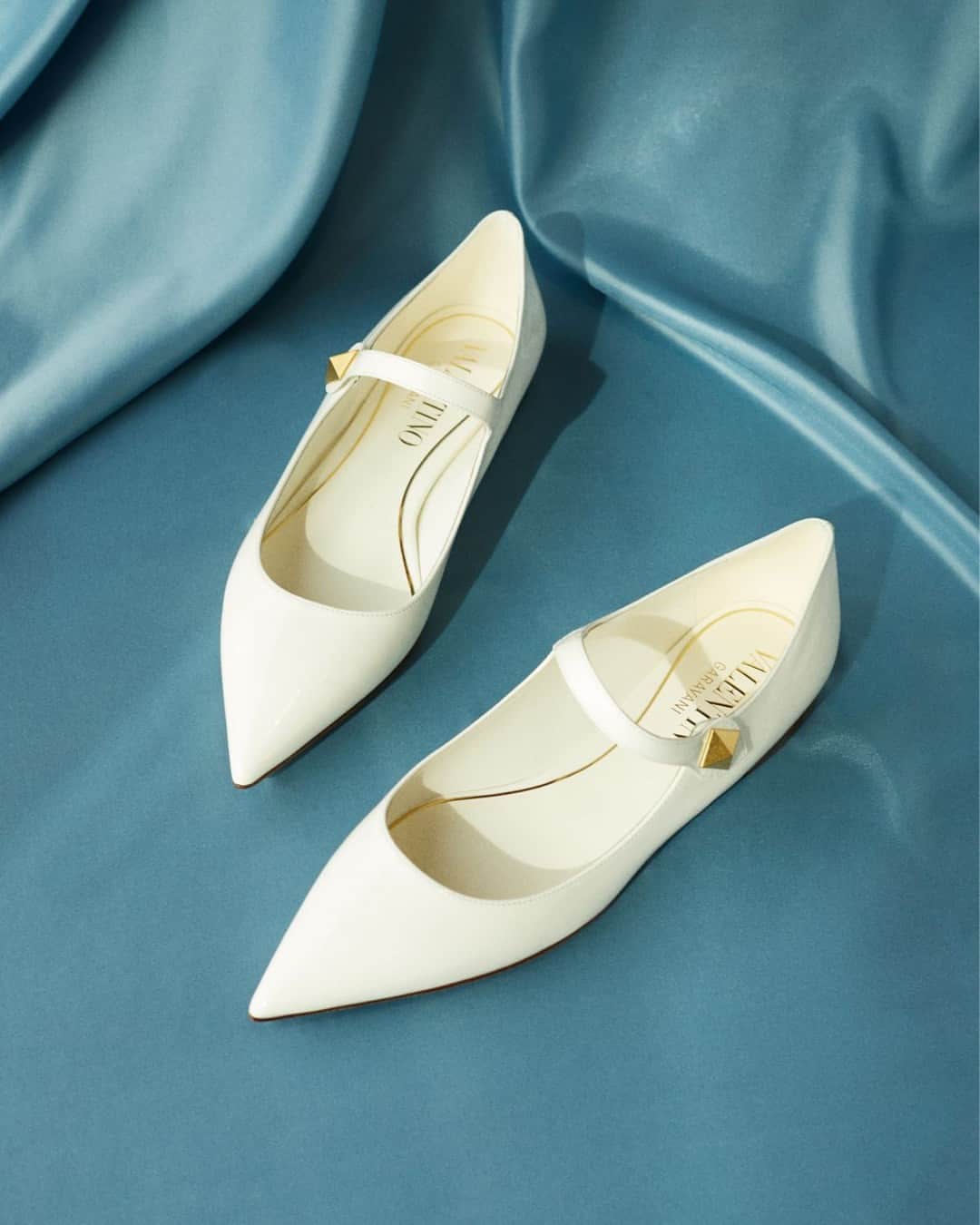 MATCHESFASHION.COMさんのインスタグラム写真 - (MATCHESFASHION.COMInstagram)「Bring a clean and crisp slant to your footwear with Valentino Garavani’s flats. @maisonvalentino Tap to shop.」5月6日 2時00分 - matches