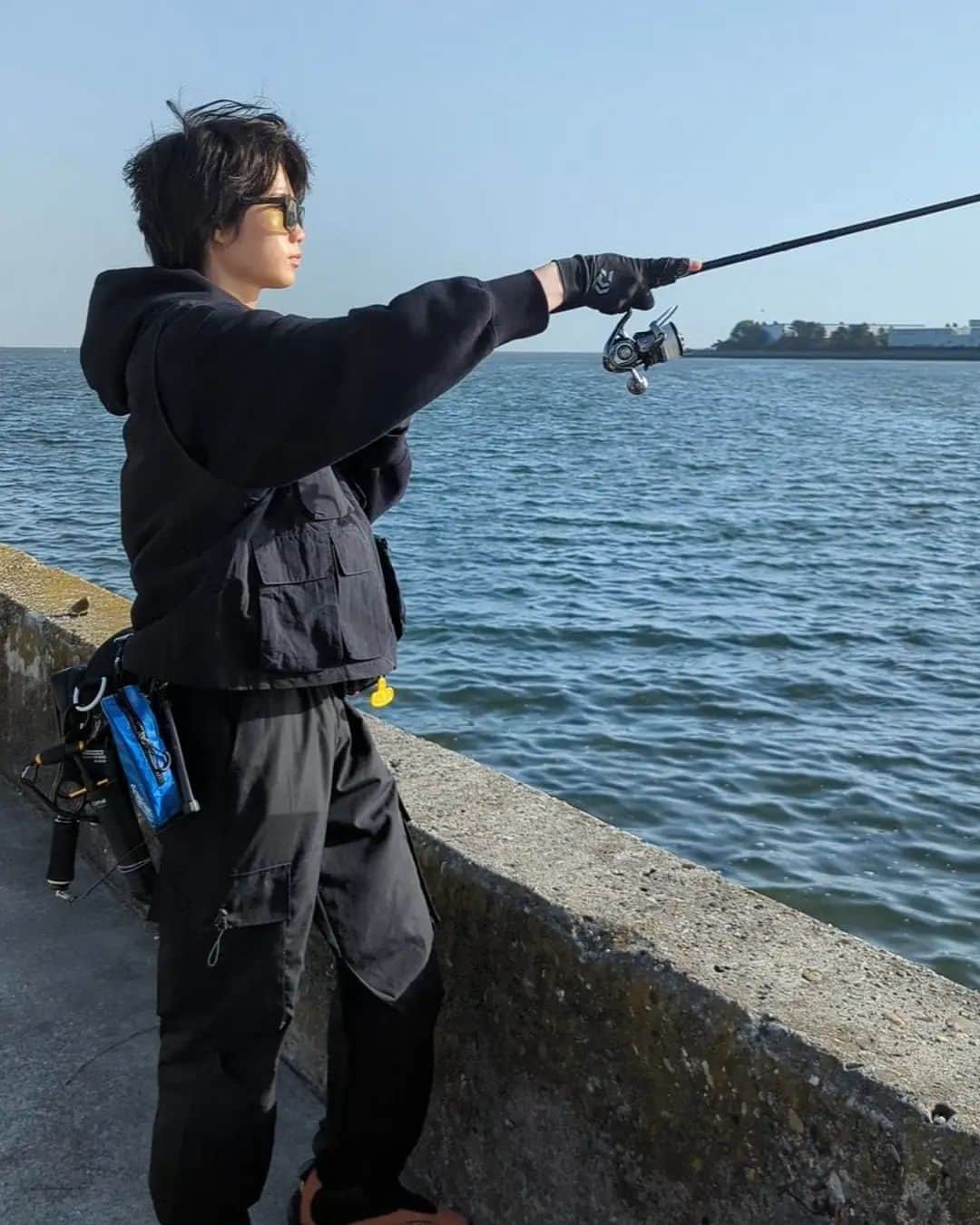 外山将平のインスタグラム：「最近爆風で、少し落ち着いて欲しいところですね🐟　　　　　　　　　　　　　　　　 GW残りわずか､皆様にとって良い釣行になりますよに。　　　　　　　　　　　　　　　 　　　　　　　　　　　　　　　　　　　　　　 　　　　　　　　　　　　　　　　　　　　　　　　　 　　　　　　　　　　　　　　　　　　　　　　　　　　 #BlueBlue #アングラーズマイスター　　　　　　　　　　　　　　　　　　　　　　　　　　　　　　　 #TOKYO　　　　　　　　　　　　　　　　　　 #STUDIOOCEANMARK #fashion #おしゃれさんと繋がりたい　　　　　　 #コーデ　　　　　　　　　　　　　　　　　　　　　　　　 　　　　　 　　　　　　　　　　　　　　　　　　　 　　　　　　　　　　　　　　　　　　　　　　　　　 　　　　　　　　　　　　　　　　　　　　　  ◆釣りにかかわらず､出たゴミは持ち帰りましょう！ 一人一人の意識で自然は守れます。 釣り場､自然を大切に🐟　　　　　　　　　　　　　　　　  ◆キャスト時は必ず後方確認をして ルアーや針が歩行者､同行者に当たらないようにしましょう。　　　　 　　　　　　　　　　　　　　　　　　　　　　　　　　　　　　 ◆釣り際はライフジャケット着用をお願い致します。　　　　　　　 命を守りましょう！　　　　　　　　　　　　 　　　　　　　　　　　　　　　　　　　　　 ◆YouTube⇩(始めました！チャンネル登録お願いします😊) https://youtube.com/channel/UC07x3DbJCNv_gAFvAjaWQMQ　　　　　　　 　　　　　　　　　　　　　　　　　　　　　  ◆アングラーズ↓🎣 将平(syohei) https://anglers.jp/users/530231 こちらもチェックお願い致します🐟　　　　　　　  ◆Twitter↓ https://mobile.twitter.com/syohei_1108 こちらもフォロー宜しくお願い致します！🙇‍♂　　　　　 　　　　　　　　　　　　　　　　　　　　　　　　　　　　　　　　　　　　　　　　　　　　　　　 　　　　　 　　　　　　　　　　　　　　　　　　　　 　　　　　　　　　　　　　　　　　　　　　　　　　　　　 #今日の外山 #俳優 #外山将平  #釣り好きな人と繋がりたい #釣りスタグラム #シーバス #東京湾奥 #釣りの成長記録 #釣りで人生を豊かに  #fishing #lurefishing #lure #bass #catchandrelease #fish #fishinglife  #lunker #angling  #bassfishing #seabass」
