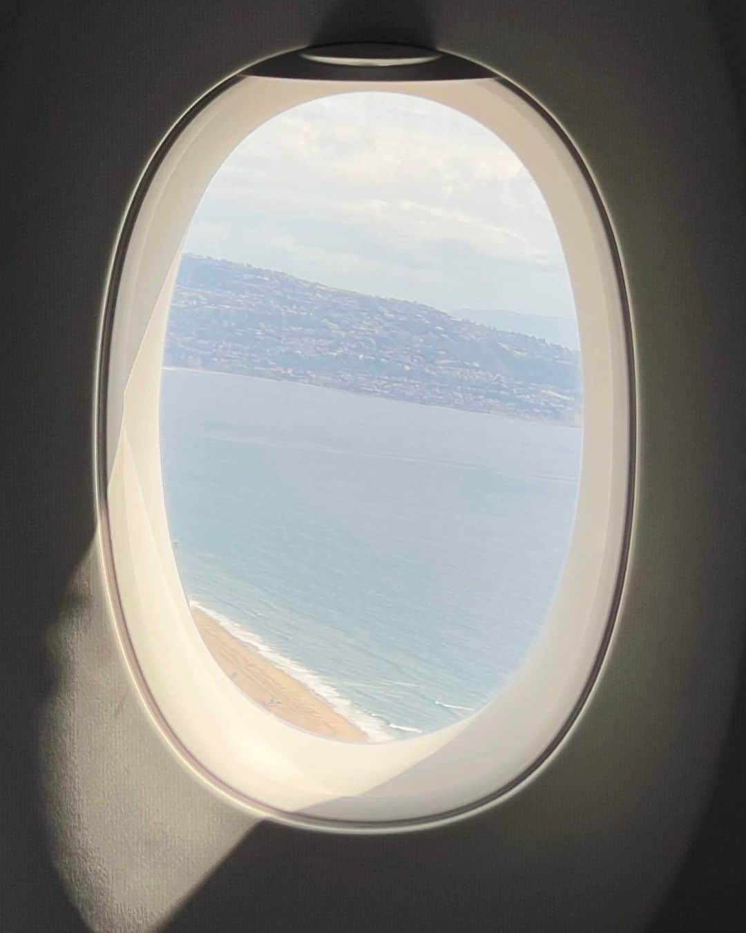 ダニエル・パナベイカーのインスタグラム：「✈️」