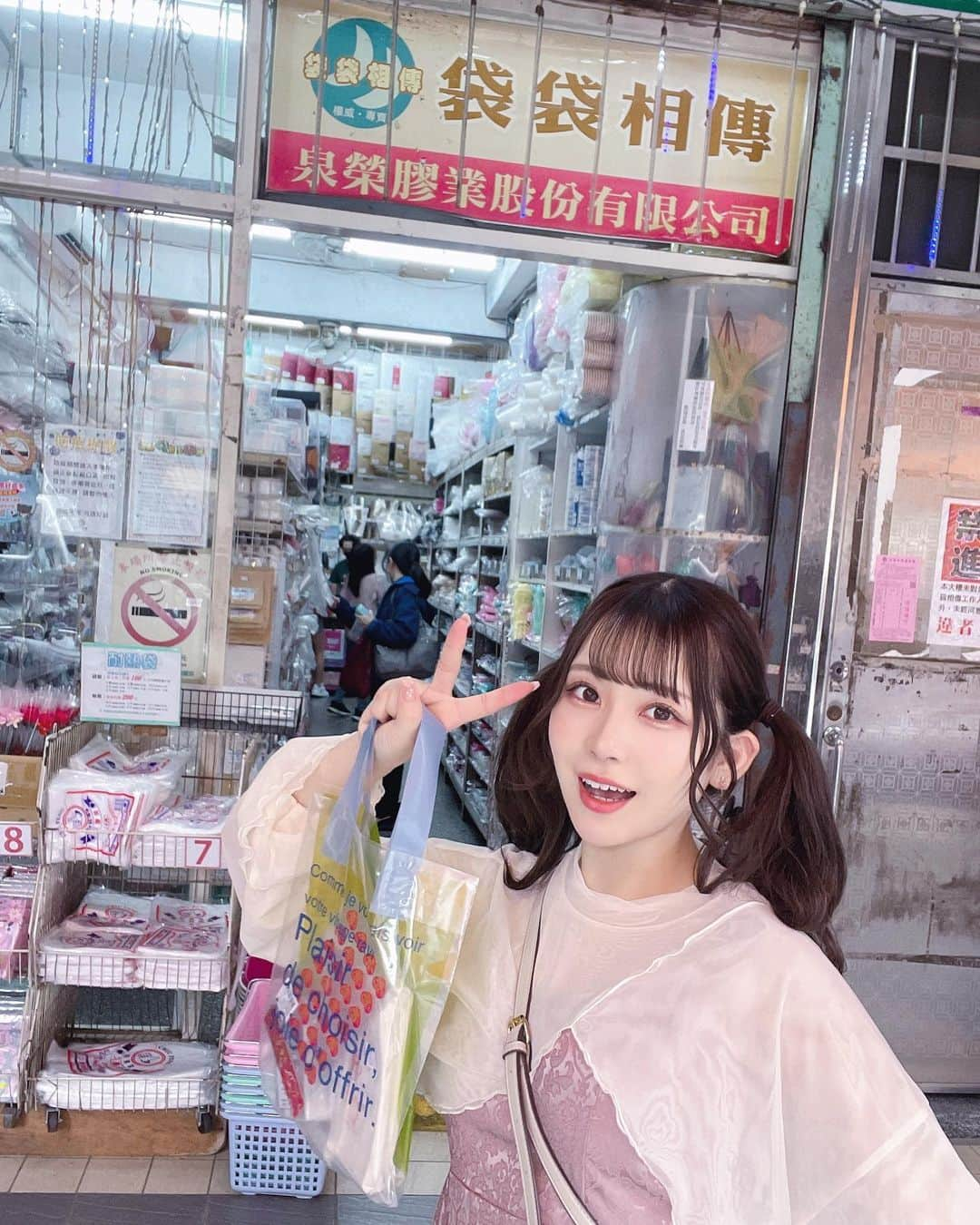 茉井良菜さんのインスタグラム写真 - (茉井良菜Instagram)「✈️#Taiwantrip ☁️  ♡ 𝟐𝟎𝟐𝟑.𝟎𝟒.𝟏𝟖〜𝟐𝟎 𝐃𝐚𝐲𝟏 ♡  夜中に到着してホテルまでタクシー🚕 ちなみにホテルは #caesermetro で🏨 萬華駅直結で龍山寺駅も近くて、周りに コンビニとかお店も多くて便利だった〜！ ⁡ 1番上の階だったから景色良くて🥺 遠くまで一望できたり龍山寺が見えたのもよかったな〜！ ⁡ 初日は近い西門町へ！ いつも台湾行ってた時は定番すぎてあまり行かなかったけど、久しぶりなので行ってみたら懐かしさと新鮮さが混じってて超楽しかった😭💖 ⁡ ⁡ 初めに大好きな餃子屋さんへ！！ #八方雲集 我愛你〜〜〜😭💖💖  ずっとずっと会いたかったよ〜😭💖 キムチの餃子とニラの餃子が大好き🥺💖  飲み物は写真に映ってる #冷萃 のこの味にハマって 一生飲んでた😂そして日本に持って帰ってきた😂🫶🏻 (ちなみにとなりにライブハウスがある店舗だよ〜！懐かしい〜！！この横にあるからいいよね〜) ⁡ あとは既に載せてる、サンリオコンビニやお目当てだったロビンメイの実店舗など！(欲しいのに出会えず🥲) 色々フラフラ西門巡りしました🍥 ⁡ ⁡ ⁡ そのあと台北駅に行って袋屋さんへ！ (パッケージプラザとかシモジマ的な店かな)  小さい頃からこういうお店が好きでよく行くのに、 大好きな台湾でも梱包資材たちを買えたの幸せ😭💖 これで自分の通販も包むのだ〜！！！😉 ほんとはもっと集めたいけど使いきれないほど一つの量が多くて断念😂 ⁡ 他にも街を眺めながら歩いたり、カフェに行ったりしたのでそれもまた投稿いたします🍥 ⁡ ⁡ あと到着してからちいかわの悠遊カード(Suica的なやつ)を全種買い集めました… 一番の目的☁️到着時によったセブンで実は果たせていたのだ…！！！！✈️良き旅過ぎ…  ⁡ ⁡ ⁡ ⁡ #japanesegirl #asiangirls #maid #偶像 #偶像活動 #自拍 #照片 #时装  #量産型 #量産 #合法ロリ #漂亮 #코스프레소녀 #粉我时装 #自撮り女子 #台湾観光 #ig_taiwan #ig_taipei #台湾女子旅 #台灣女生日常 #臺灣景點 #台湾美食 #taiwan_tourism #taiwangirl #双马尾」5月6日 2時07分 - yonsuchan