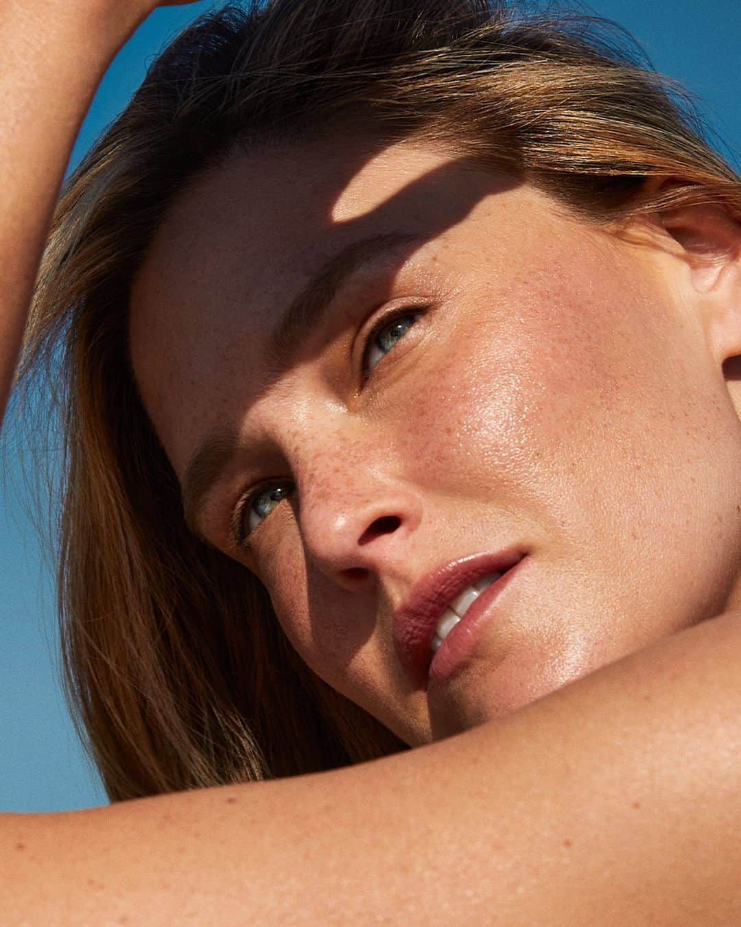 のインスタグラム：「Blinded by the ☀️ @carolinalemkeberlin.il」