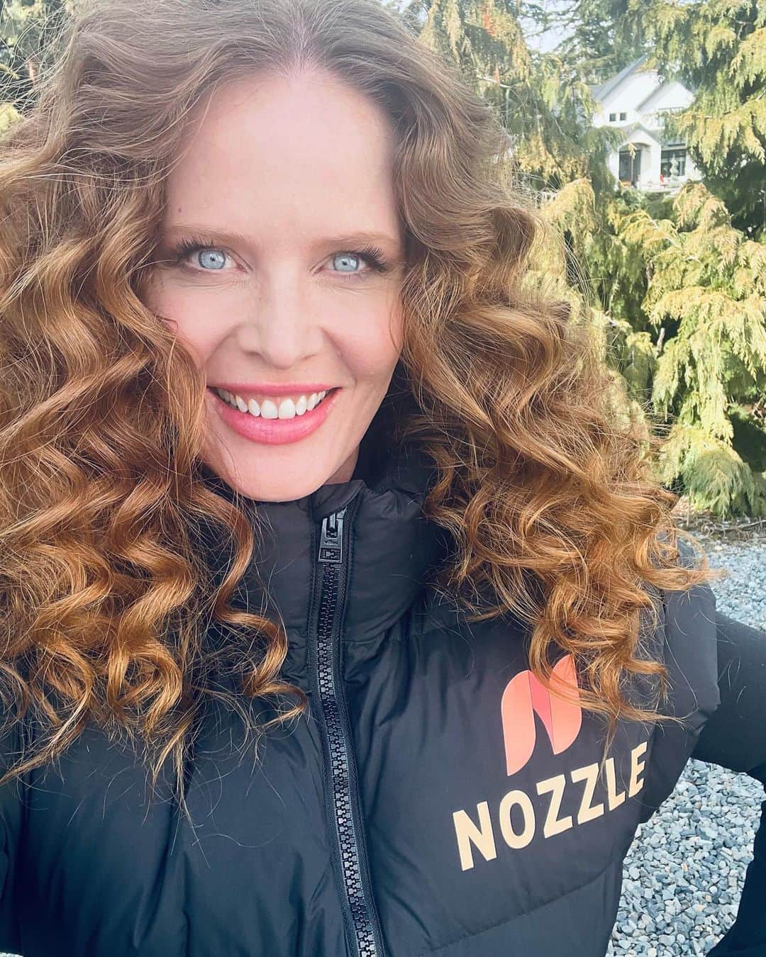 レベッカ・メイダーのインスタグラム：「Happy Friday! What are you up to tonight? Come watch me on @firecountrycbs Will Faye manage to convince Manny to come work with her?🔥🤔🚒👩‍🚒💚#firecountrycbs #firecountry #fayestone @cbstv」