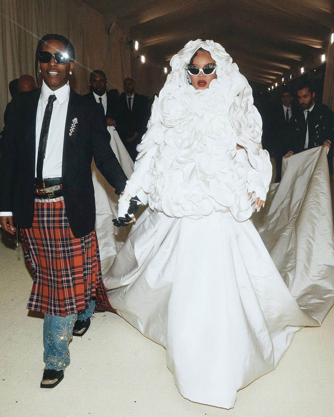 リアーナさんのインスタグラム写真 - (リアーナInstagram)「shout outz 2 the bridal party….here come de bride #idoKARL #METgala2023」5月6日 2時12分 - badgalriri
