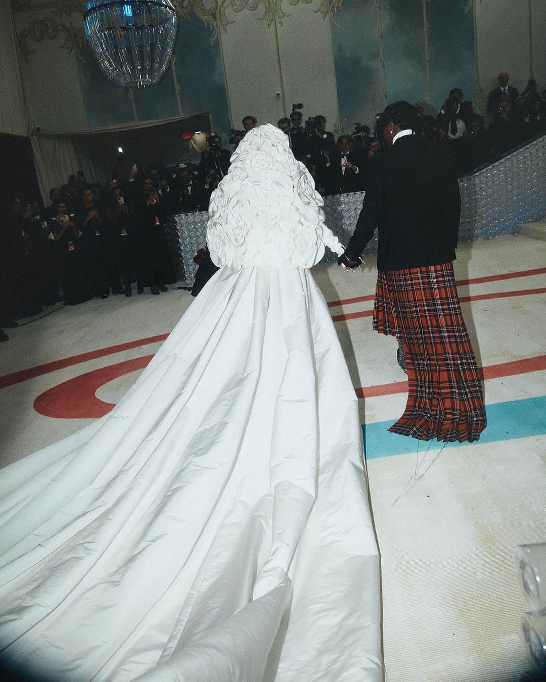 リアーナさんのインスタグラム写真 - (リアーナInstagram)「shout outz 2 the bridal party….here come de bride #idoKARL #METgala2023」5月6日 2時12分 - badgalriri