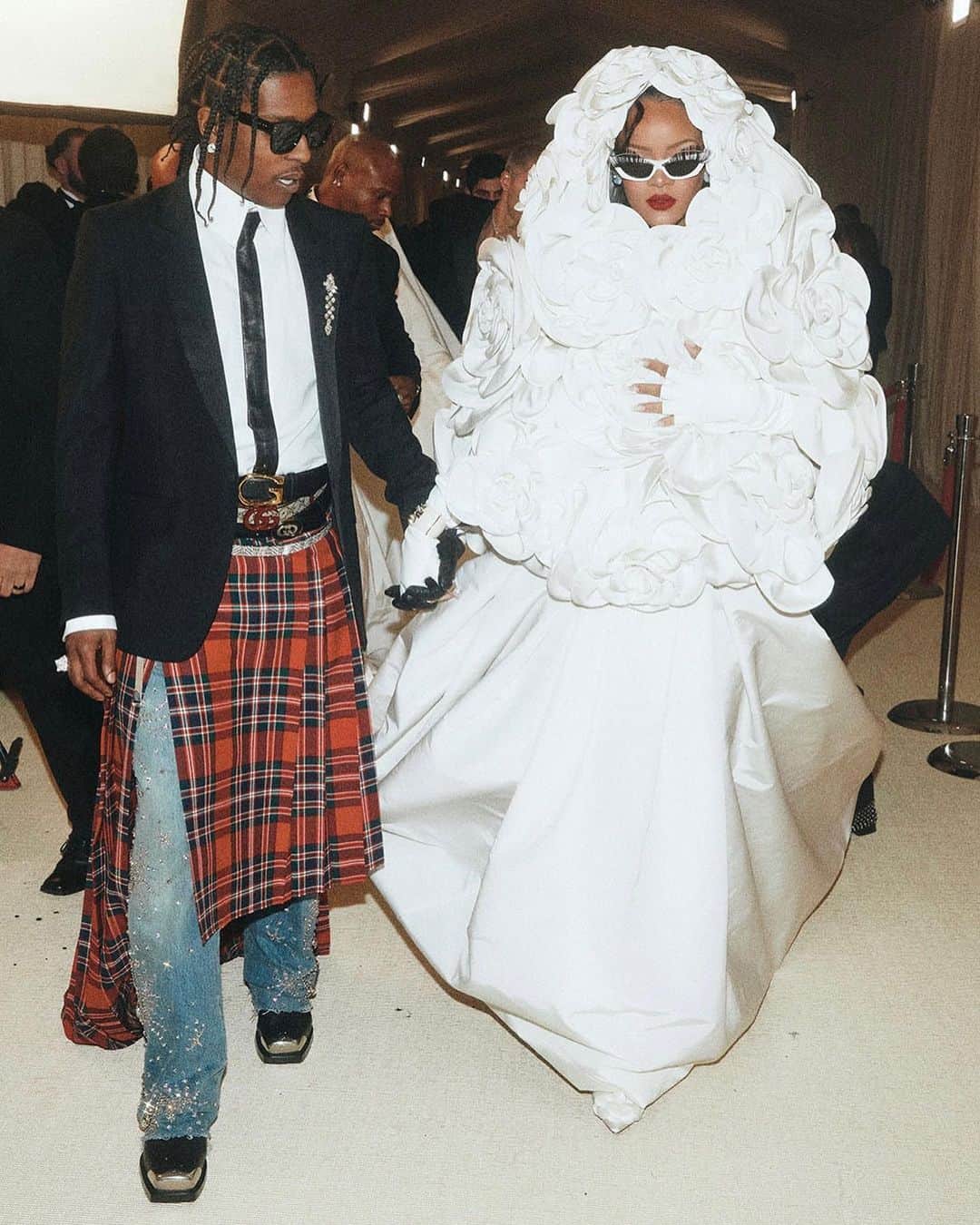 リアーナさんのインスタグラム写真 - (リアーナInstagram)「shout outz 2 the bridal party….here come de bride #idoKARL #METgala2023」5月6日 2時12分 - badgalriri