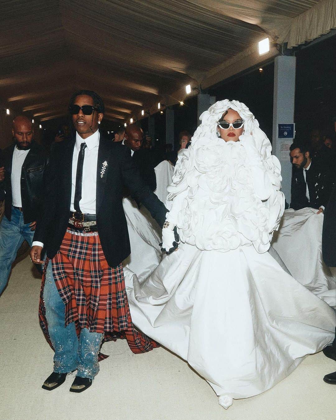リアーナさんのインスタグラム写真 - (リアーナInstagram)「shout outz 2 the bridal party….here come de bride #idoKARL #METgala2023」5月6日 2時12分 - badgalriri