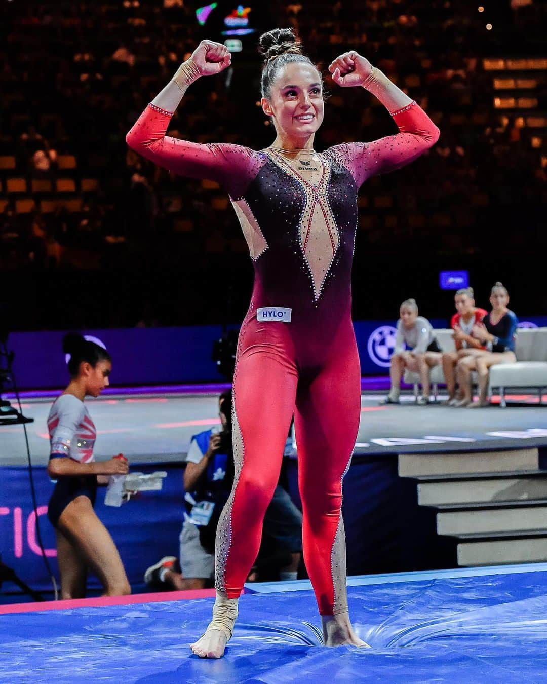 ポーリーヌ・シェーファーのインスタグラム：「Yes, WEEKEND 🤩 Ich wünsche euch ein tolles Wochenende!   Was habt ihr vor ? ☺️  #weekend #vibes #gymnastics #sport #athlete #makememories #happy #friday」
