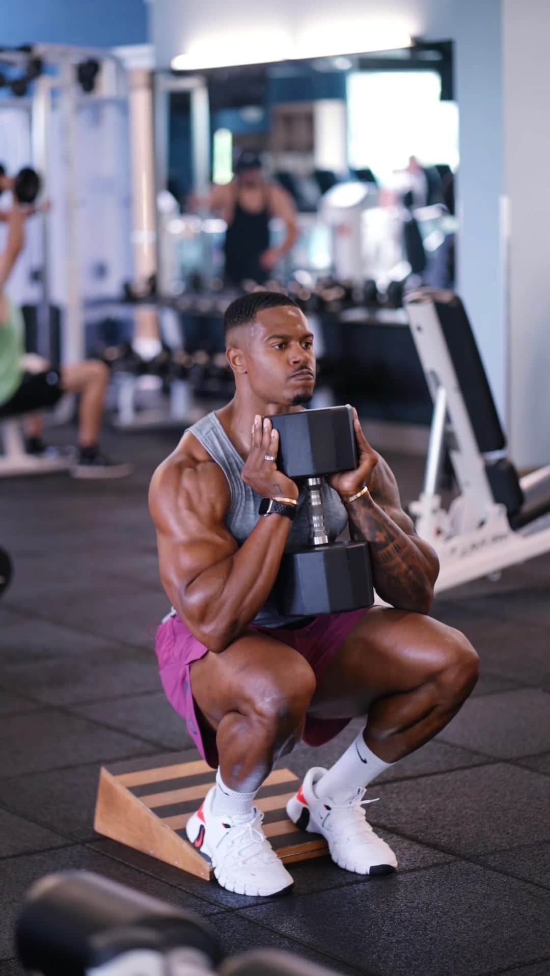 Simeon Pandaのインスタグラム：「Elite dumbbell quads exercises 🔥👌🏾 Should be staple in your quads routine 🖊️」