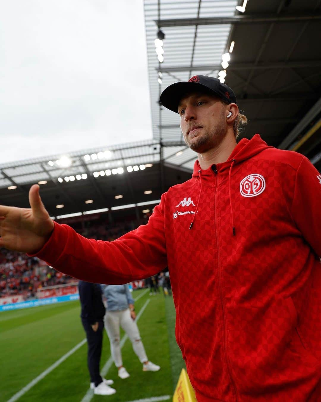 1.FSVマインツ05のインスタグラム：「Hi Jungs! 🤜🤛 Unsere Startelf gegen @s04! 🔴⚪️  #Mainz05 #M05S04」