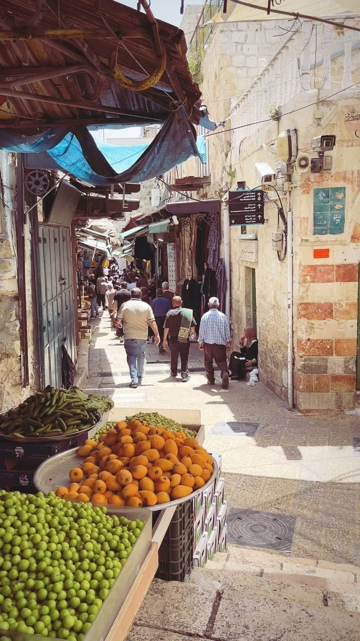 新田朝子のインスタグラム：「Into the old city from #damascusgate :)  #jerusalem #livinglife #lifeinjerusalem #livingabroad #middleast #oldcityjerusalem   #エルサレム #エルサレム旧市街 #旧市街 #エルサレム在住 #中東 #中東在住」