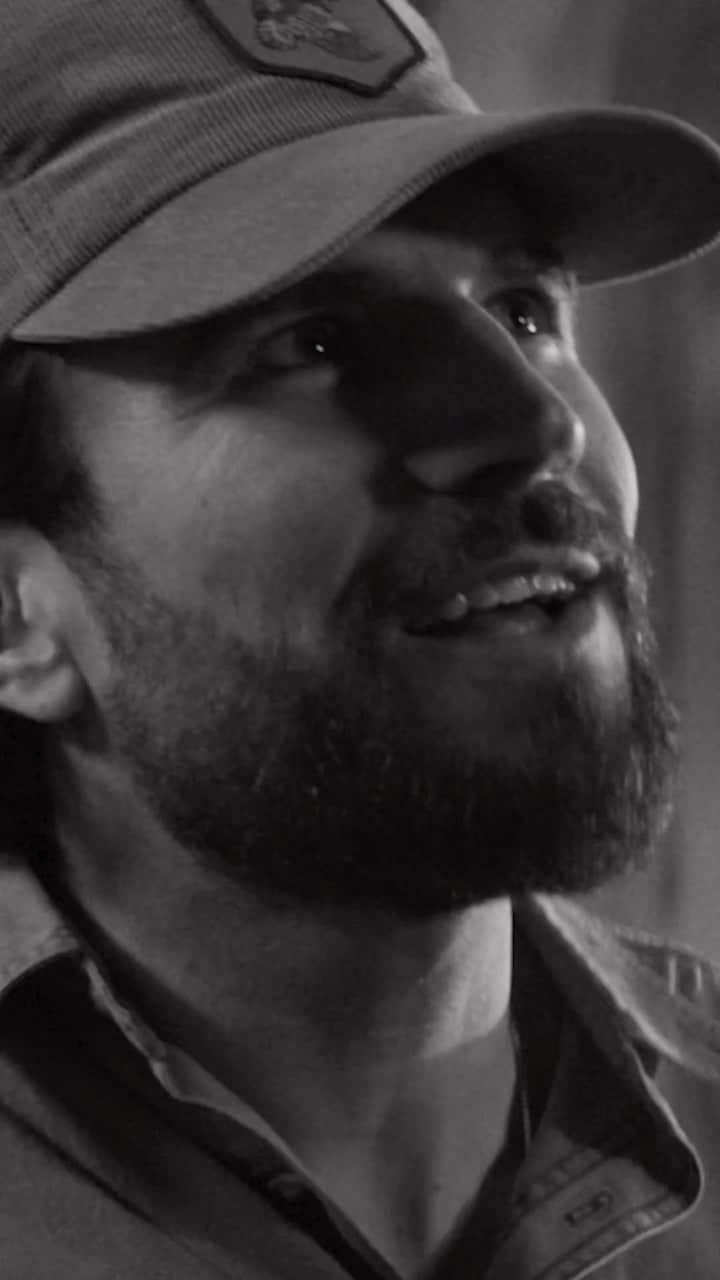 のインスタグラム：「@SamHuntmusic’s latest is dripping with small-town nostalgia. Hit the bio link to watch “Outskirts” now 🌅」