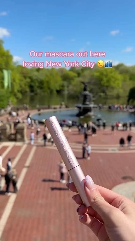 Too Facedのインスタグラム：「Our Better Than Sex Mascara having the BEST time in New York! 🥰🌟🏙️ #toofaced #tfcrueltyfree #betterthansex #newyork」