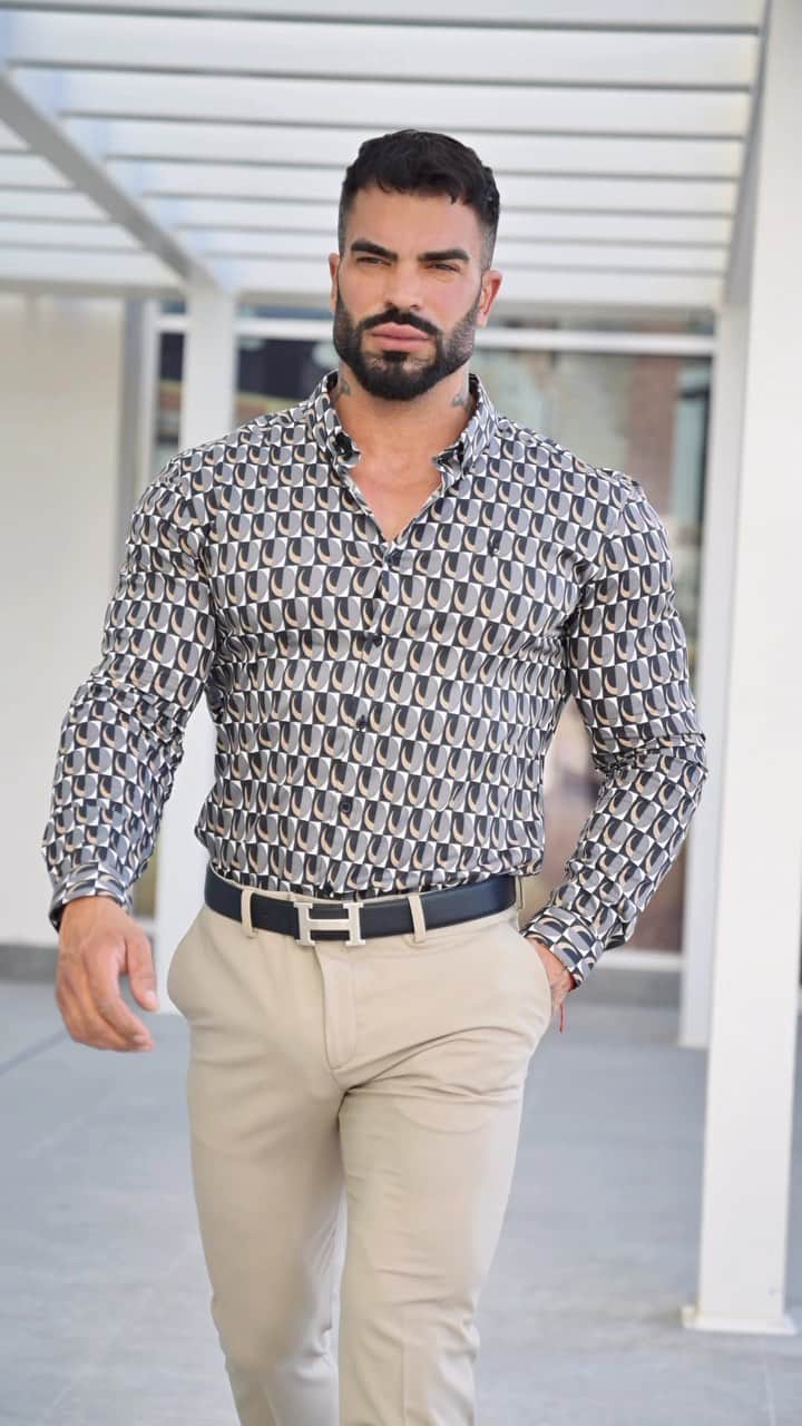 Sergi Constanceのインスタグラム：「“La mejor forma de hacer las cosas es dejar de hablar y comenzar a hacerlas”  @fathersons_   New shirt & trousers collection Get 10% OFF with code SERGI 💸 Click link bio @fathersons_  #fathersons #style #class #men #best #fit」