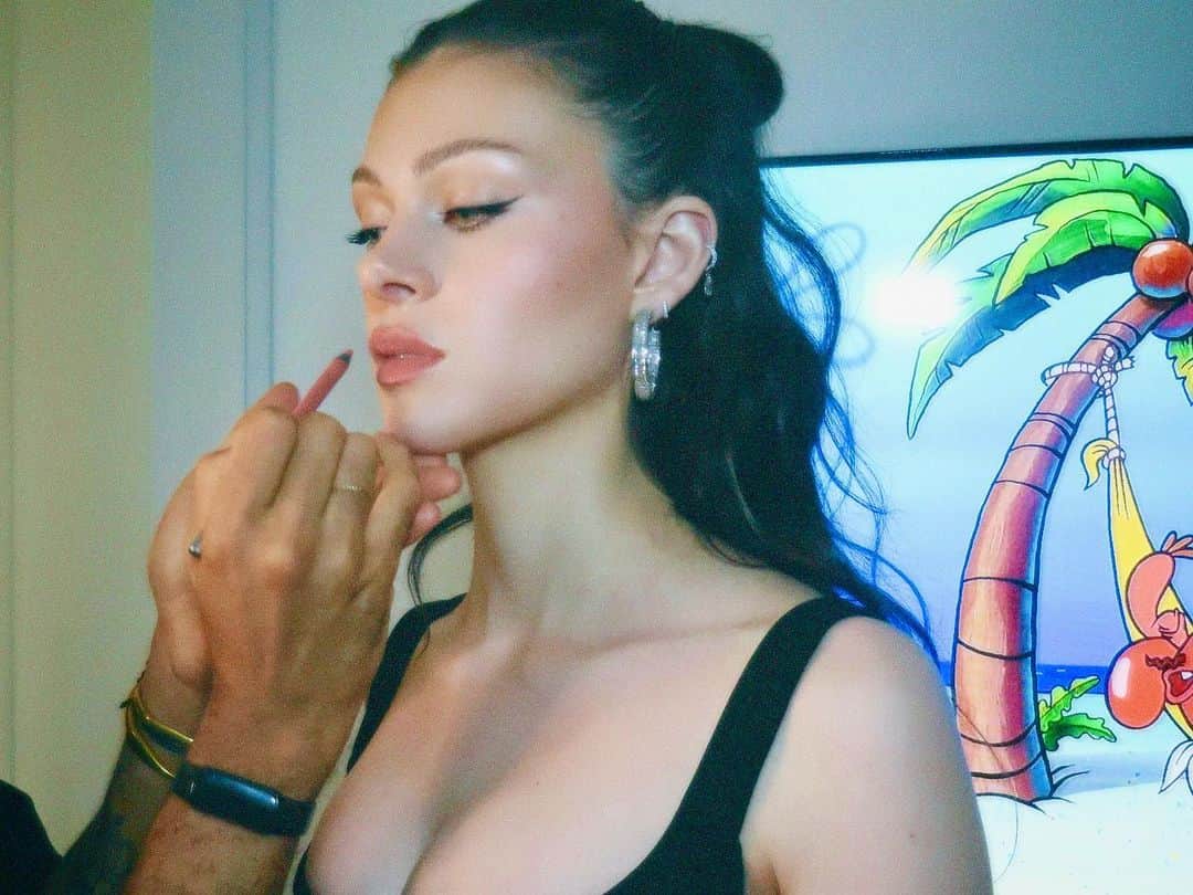 ニコラ・ペルツのインスタグラム：「work with my girl @andiejjane 🤍🤍🤍」