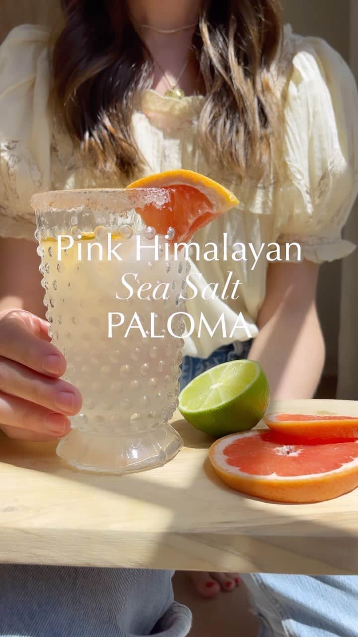 オデット・アナブルのインスタグラム：「This is what I’ll be drinking today… it’s Cinco de Mayo babyy. Pour one out with me and don’t judge the faces I make when I’m trying to make a cocktail 🍹   Pink Himalayan Sea Salt Paloma  〰️ Salt with rib with some Pink Sea Salt ( I love @williamssonoma)  〰️Pour some ice  〰️ 1 or 2 shots your fav. Tequila ( I love @casamigos)  〰️ Squeeze in 1/2 juicy grapefruit  〰️ Fill your cup with some bubbly (I love @topochicousa )   Do the same without the tequila for a refreshing Mocktail :)   Turn on your fav. music and enjoy Cinco de Mayo 🇲🇽」