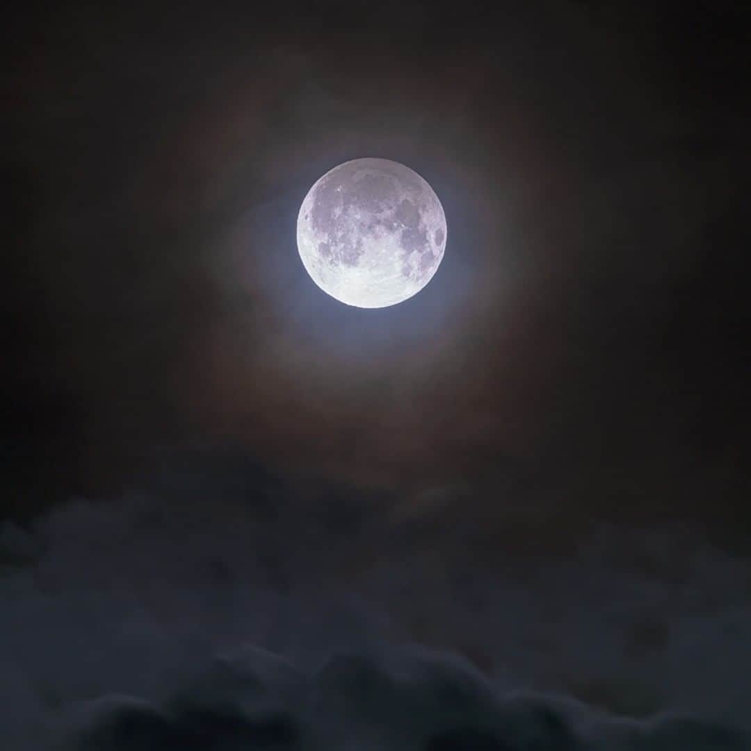 KAGAYAさんのインスタグラム写真 - (KAGAYAInstagram)「今撮影した、半影月食の満月です。 月の上側が少し暗いのが肉眼でも見えています。 月にかかった薄い雲が色づいて幻想的でした。  #moon #星空 #starphotography #sonyalpha #α7rv」5月6日 2時53分 - kagaya11949