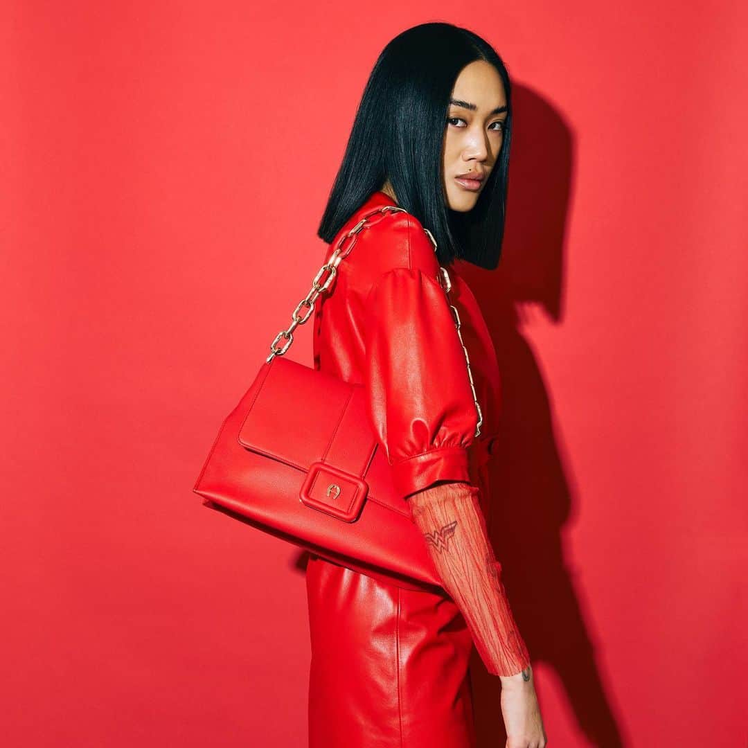 アイグナーさんのインスタグラム写真 - (アイグナーInstagram)「Tap into the red bag trend with the #AIGNER Amal bag. She is the perfect balance between statement piece and complimentary accessory. Explore and shop at aignermunich.com  #AIGNERSS23 #luxurybag #bagaddict #bagoftheday」5月6日 3時03分 - aignermunich