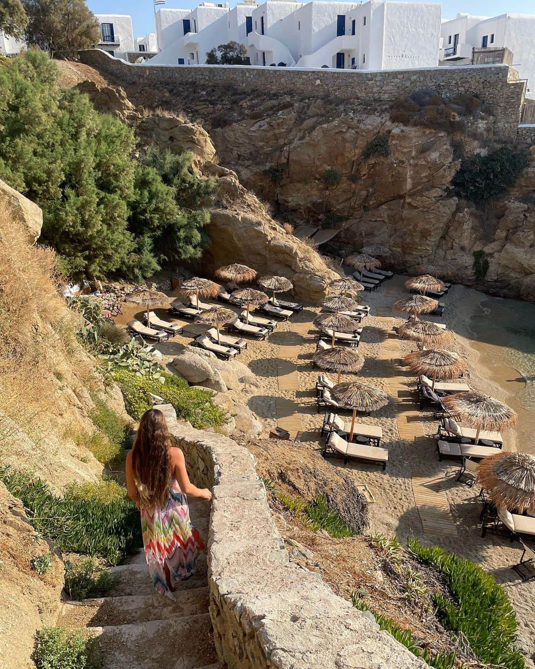 イモージェン・ケアンズのインスタグラム：「Meet me at the beach 🌈 🇬🇷🍦@thewildhotel #thewildbyinterni #mykonos @missoni  #missoni」