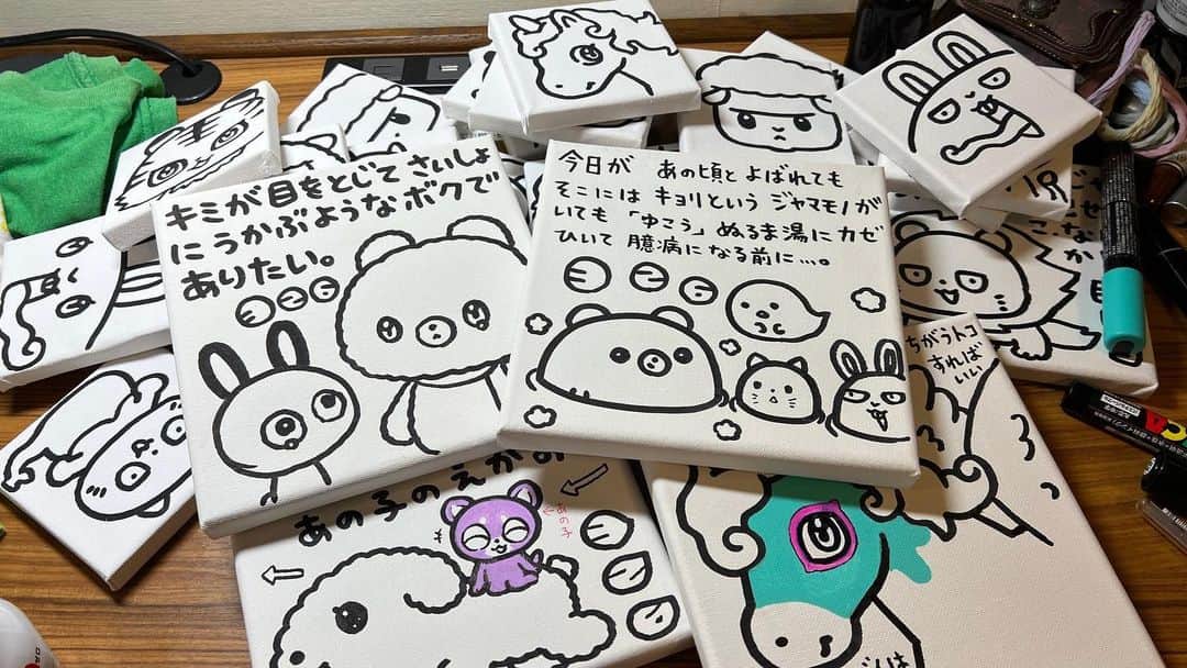 326のインスタグラム：「ウソではなく フリでした  と言おうかな 頭回らないのでさすがに寝ます 明日会場で仕上げます  ライブペインティングという言葉で逃げます  ガチャは星座と干支を混ぜて ひとり一回までにします 本当にごめんなさい 本当はもう終了なのです…材料が手に入らないのでどうにもできなくて…」