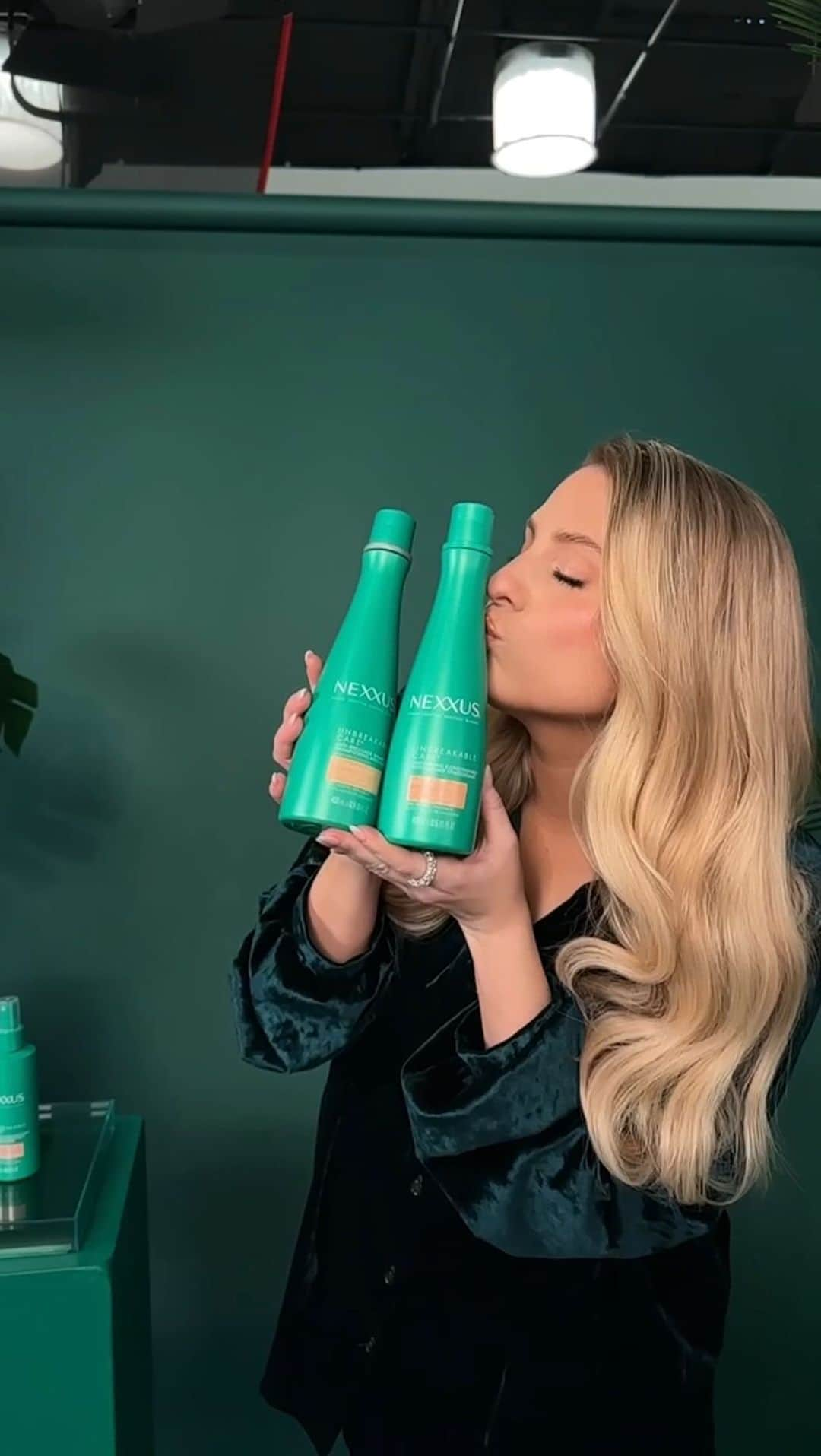 メーガン・トレイナーのインスタグラム：「It’s givvving UNBREAKABLE 💪  I’ve struggled with thin hair my whole life and breakage with the two pregnancies. That’s why I am SO beyond excited to be partnering with Nexxus for their new Unbreakable Care Collection – a line of products for women like me who want stronger, fuller hair. 💖   Click the link in @nexxushaircare’s bio and see how we put the collection to the ultimate test @nexxushaircare #nexxuspartner #nexxuslevelstrength」