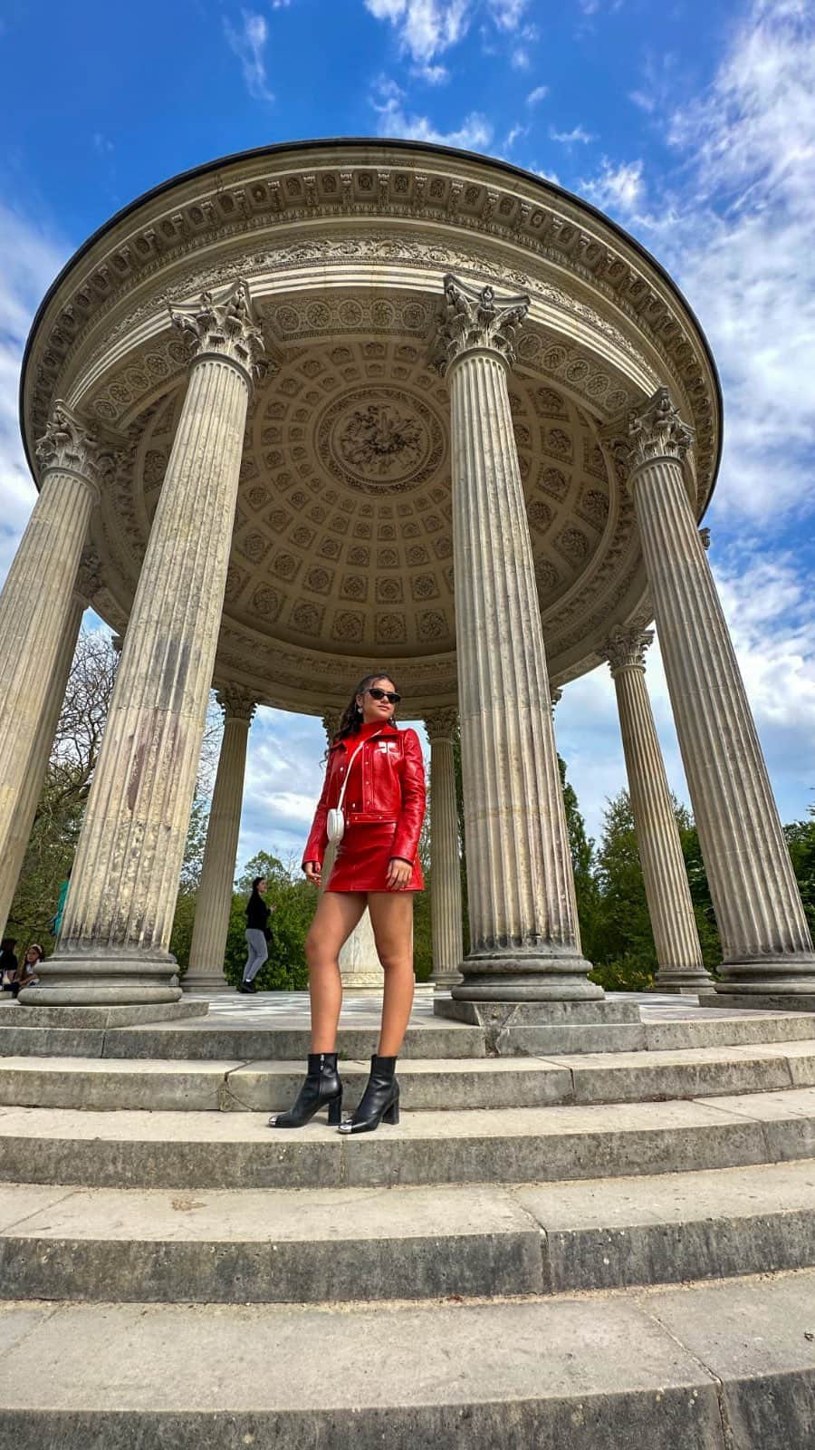 Maisa Silvaのインスタグラム：「primos, Paris ficou mais especial com @salonlinebrasil! Gostaram de acompanhar um pouco dos nossos passeios nessa primavera francesa? Na viagem estou usando o creme pra pentear cachos dos sonhos da #todecacho pra finalizar e tratar esse cabelão 💐🇫🇷 #SalonLineInParis   *publi」