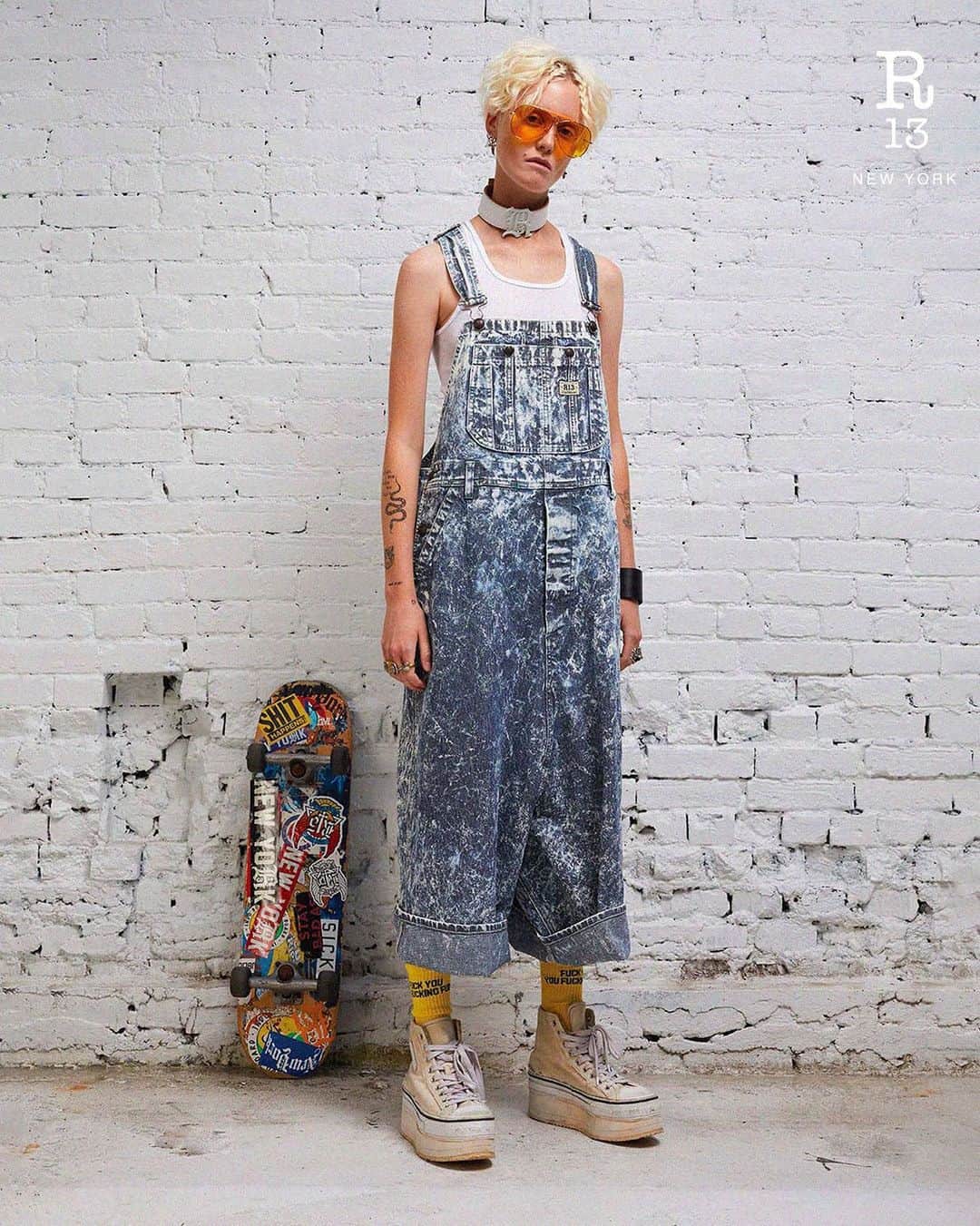 のインスタグラム：「Overkill acid washing creates the distinctive Railroad Blue effect: worn splotches over dark workwear.  #r13 #r13denim #skate」