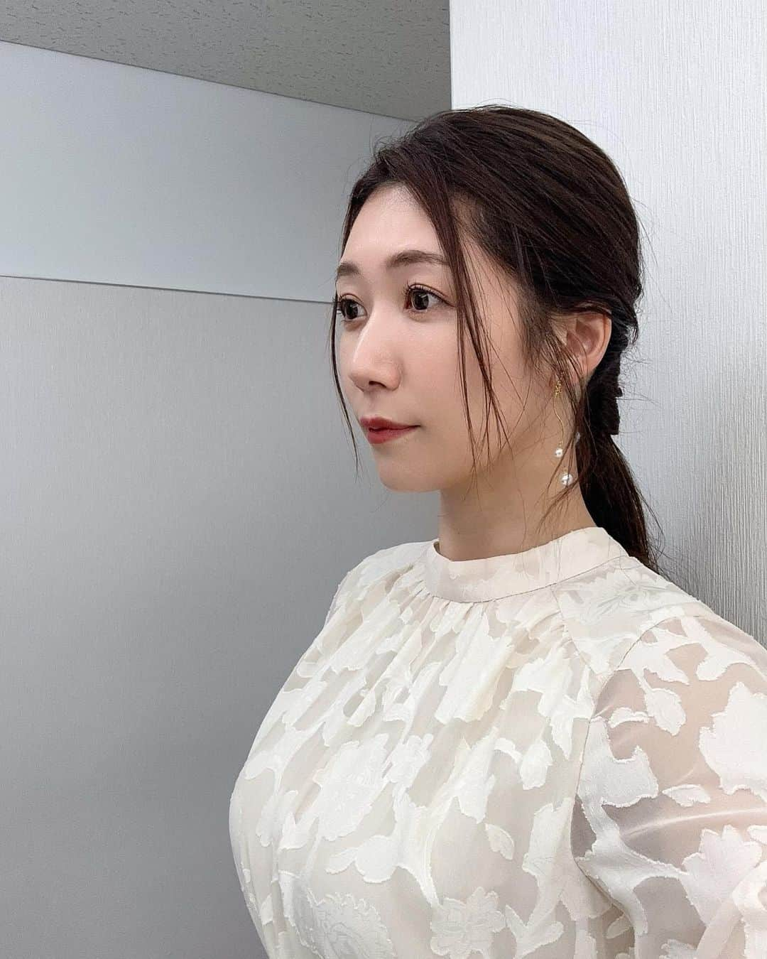 穂川果音さんのインスタグラム写真 - (穂川果音Instagram)「hair style  ストレートポニーテールです😊  earrings→ @la_mimosa_accessori  　#ヘアスタイル　#ヘアアレンジ　#アレンジポニーテール　#ポニーテールアレンジ　#アップスタイル　#hairstyle #hairarrange #イヤリング　#earrings  #ミディアムロング　#ロングポニー #お天気キャスターコーデ　#アベプラ　#abema #穂川果音 #低めポニーテール #気象予報士　#セントフォース」5月6日 14時39分 - hokawakanonn