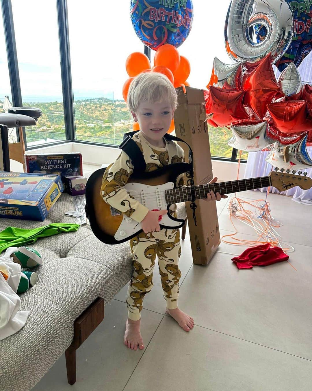 コナー・マクレガーさんのインスタグラム写真 - (コナー・マクレガーInstagram)「Happy birthday my little superstar rockstar, the world is yours, kid! @conormcgregorjr ❤️」5月6日 14時39分 - thenotoriousmma