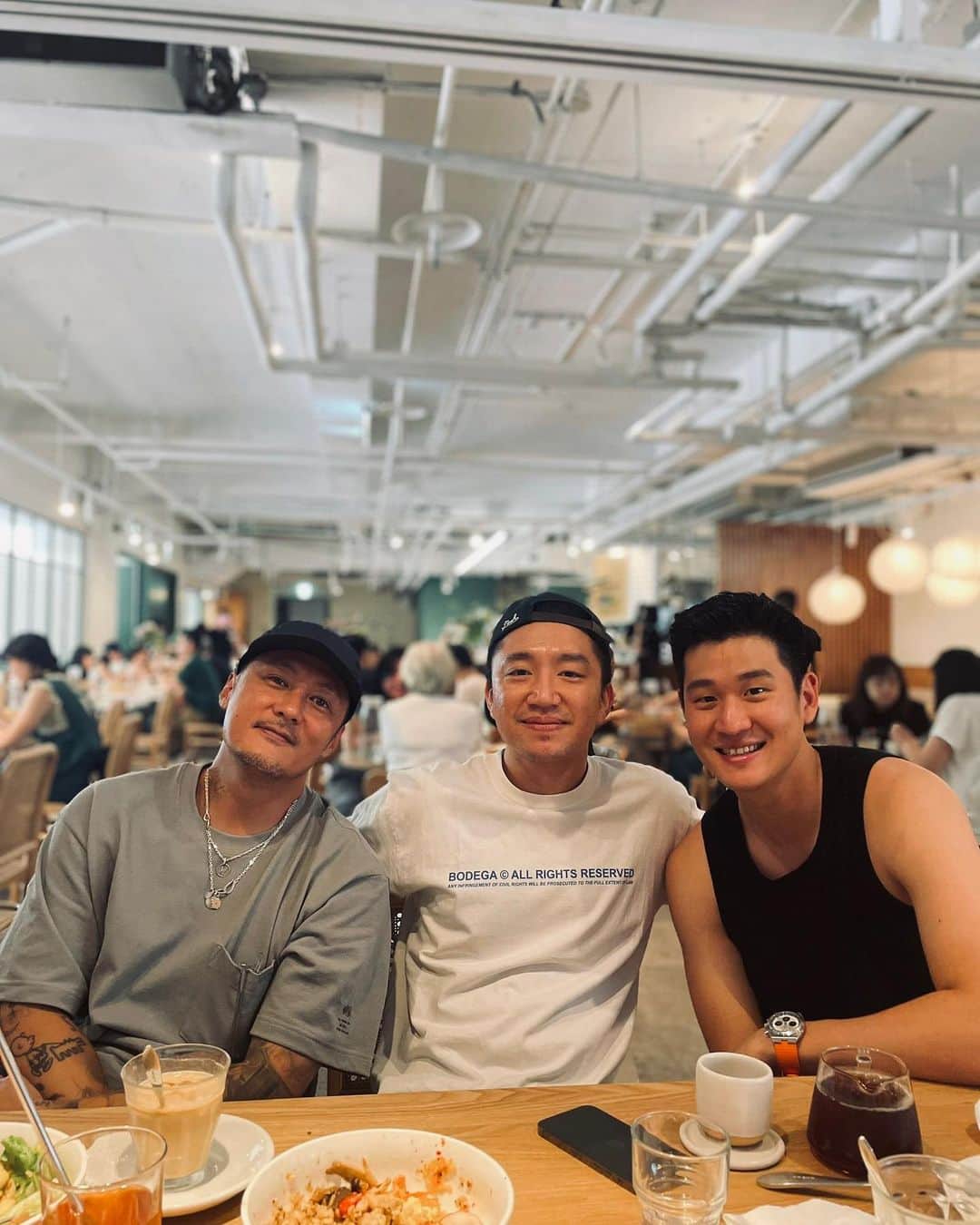 余文樂のインスタグラム：「Welcome to the club ✌🏼 @ericchou0622」