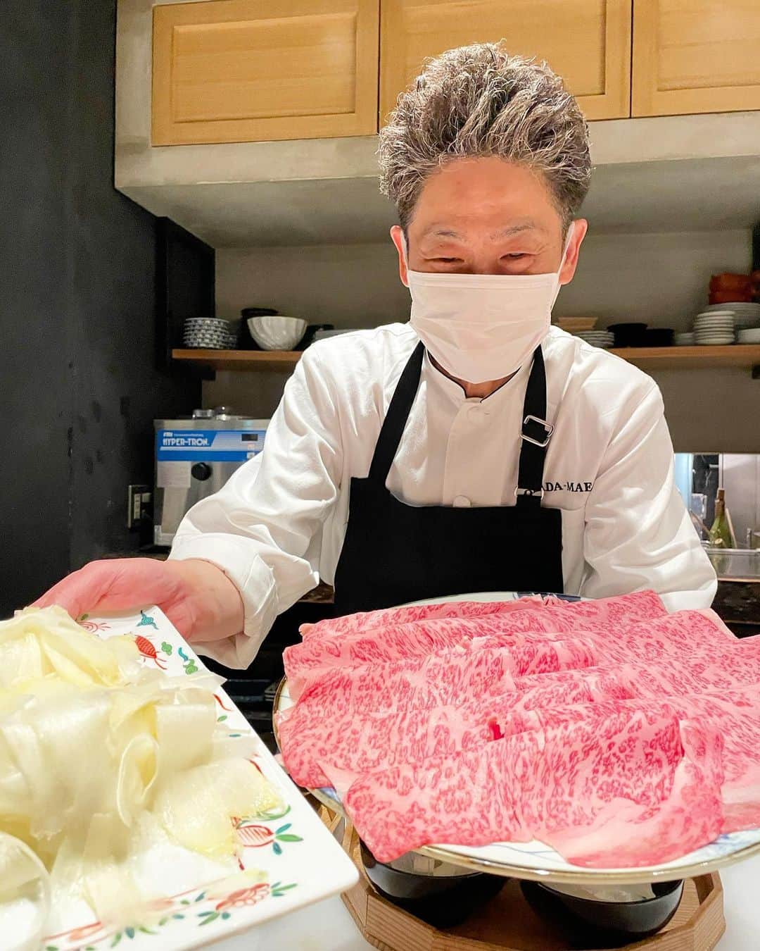 乾雅人のインスタグラム：「岡田前@麻布十番 カリスマ、岡田さん。店名は前のお店にいらっしゃった頃、岡田さんが目の前で料理するスペシャルコースが “岡田前” と呼ばれ人気だったことに由来。 ❶冒頭、雲丹載っけメンチカツでやられる ❷トリュフ載っけ尾崎牛のタン刺しでのけぞる ❸松阪牛のタタキで脳がやられる ❹赤身の漬けで足に来る ❺鮑のバター焼きでボディめった打ち ❻お出汁が素晴らしい神戸牛のしゃぶしゃぶ、薄く削いだホワイトアスパラガスの食感に目の前が暗くなる ❼量を訊かれるユッケ、ほぼ記憶が無いが「乾さんはもっとイケるでしょ？はい、3倍」と岡田さんに言われたような… ❽シャトーブリアンでダウン。気持ちがいい…最高だ ❾メロンとトリュフのアイスクリーム、拍手が遠くから聞こえる ➓ダメージはデカいけど、しっかりお土産の牛タンカレーとローストビーフサンドを持ち帰る  岡田シェフの圧勝。ありがとうございました！ @rokenroll69 #岡田前」