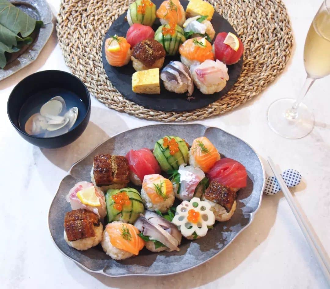 nori0620のインスタグラム：「我が家は 今年もささやかながら 菖蒲湯と手まり寿司で 子供達の健康をお祈りしました👦👦🌿🎏✨  梅酢の炭酸割はさっぱりして この時期ぴったり🍹  #instapick#japanese#お祝い#こどもの日#記念#記録🎏🌿✨」