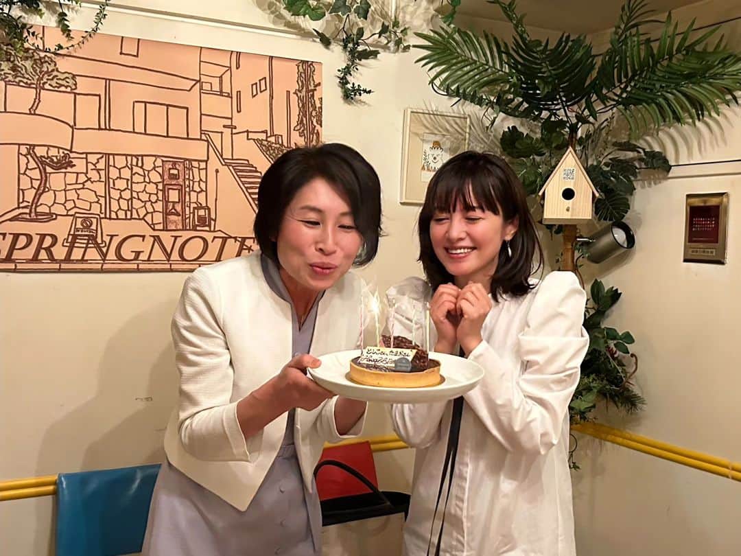 のインスタグラム：「日焼けに気をつけなきゃいけない季節になりましたね  とし子さんのお誕生日会  ケーキに私の名前も！  私の誕生日は1月なのでもう５ヶ月も過ぎてるのにーー  優しいお友達なのでした  #お誕生日会 #ゴールデンウィーク #スプリングノート #渋谷 #良い一日を✨  ピュアチャン更新しましたー  ゲストは吉岡美穂さん♡」