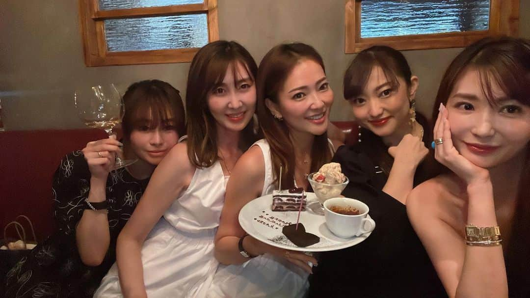 MAMIさんのインスタグラム写真 - (MAMIInstagram)「hey♡	 birthday girl♡	♡	  今年も楽しく歳を 重ねましょう🍾🥂  おめでとう @kaolun2021   #💋#💋💋💋💋💋 #渋谷グルメ#ビストロ#お誕生日会#安心してください着てますよ #女子会#婦人会#東急本店の跡地を眺めて#またまた思い出深い#松濤」5月6日 13時24分 - mami_rcj