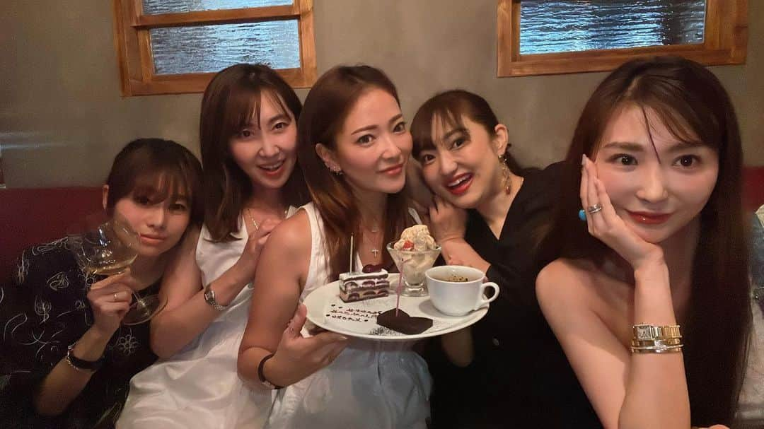 MAMIさんのインスタグラム写真 - (MAMIInstagram)「hey♡	 birthday girl♡	♡	  今年も楽しく歳を 重ねましょう🍾🥂  おめでとう @kaolun2021   #💋#💋💋💋💋💋 #渋谷グルメ#ビストロ#お誕生日会#安心してください着てますよ #女子会#婦人会#東急本店の跡地を眺めて#またまた思い出深い#松濤」5月6日 13時24分 - mami_rcj