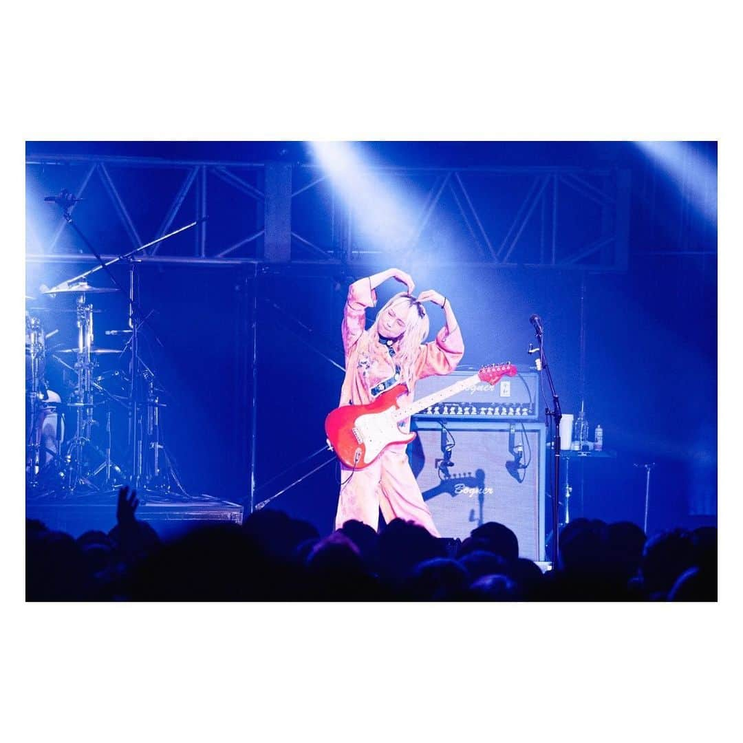 MAMIさんのインスタグラム写真 - (MAMIInstagram)「SCANDAL TOUR 2023「unlimited UTOPIA」@ Zepp DiverCity TOKYO . . ツアーファイナル！来てくれたみんなありがとう🥲💕 そして改めてこのツアーに参加してくれたすべての方々に大感謝です🥲💕 ひぃ〜〜終わってもた〜〜ーーー . 声出し解禁になってから初めてのワンマン、やっとやっと息を吸えたような感覚だったよ🥲 もちろんいつだって自分達になりに最高に楽しめるようベストを尽くしてきたけどみんなの声が聞こえるって格別だね、本当にしあわせな時間をありがとう🥲💕 . はるちゃんもMCで言ってたけど、耐えなきゃいけなかった期間も変わらず私たちを好きでいてくれてありがとう🥲みんながいるから私たちがいるって本当に心の底から思ってるんだよ〜🥲 みんなの1分1秒がどうか幸せでありますようにと、そのお手伝いができるならと、余計なお世話かもしれないけどそう願わせてもらいながら活動していて、私は私の快楽のために音楽を作ってギターを弾いてバンドをしてステージに立っているんじゃない みんながいなければ私はここにいないの😌 お手紙とかDMとか、今回はミーグリでもみんなが毎日の苦しみや辛さを乗り越えて来てくれたこと生きていることいろんな話を聞かせてもらったけど 私だったらきっとすぐ挫けてしまうような環境でみんなは負けずにいて本当に尊敬するし、自分が情けなくてみんなには頭が上がりません🥲 皆様に良い姿をお見せできるよう努力するMAMIになります🥲 . これからもそんな毎日を少しでも軽くして乗り越えられるようサポートさせて頂きたいので(?)SCANDALの音楽をそばに置いておいてくれたら嬉しいなと思う😍😍😍😍😍 ほんでまたライブで全部ぶち撒けｮｰﾅ😡😡🤜‼️‼️‼️‼️‼️ こんな長文になるくらい感動しﾁｧｯたﾝﾀﾞ…💕🩵💕 . . みんなに生かされていると改めて実感したツアーだった一緒忘れない‼️‼️‼️ ありがとうございました‼️‼️‼️‼️‼️‼️ (ピック投げ後は競りみたいになった) . 📸 1〜4.7 @ninjajon  📸 5.6 @takeshiyao」5月6日 13時21分 - mmts_dayo