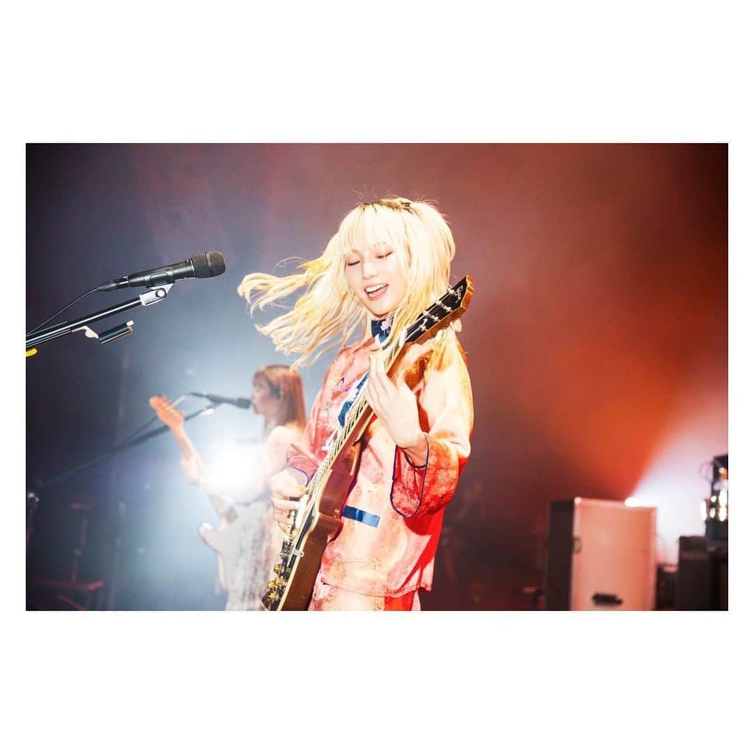 MAMIのインスタグラム：「SCANDAL TOUR 2023「unlimited UTOPIA」@ Zepp DiverCity TOKYO . . ツアーファイナル！来てくれたみんなありがとう🥲💕 そして改めてこのツアーに参加してくれたすべての方々に大感謝です🥲💕 ひぃ〜〜終わってもた〜〜ーーー . 声出し解禁になってから初めてのワンマン、やっとやっと息を吸えたような感覚だったよ🥲 もちろんいつだって自分達になりに最高に楽しめるようベストを尽くしてきたけどみんなの声が聞こえるって格別だね、本当にしあわせな時間をありがとう🥲💕 . はるちゃんもMCで言ってたけど、耐えなきゃいけなかった期間も変わらず私たちを好きでいてくれてありがとう🥲みんながいるから私たちがいるって本当に心の底から思ってるんだよ〜🥲 みんなの1分1秒がどうか幸せでありますようにと、そのお手伝いができるならと、余計なお世話かもしれないけどそう願わせてもらいながら活動していて、私は私の快楽のために音楽を作ってギターを弾いてバンドをしてステージに立っているんじゃない みんながいなければ私はここにいないの😌 お手紙とかDMとか、今回はミーグリでもみんなが毎日の苦しみや辛さを乗り越えて来てくれたこと生きていることいろんな話を聞かせてもらったけど 私だったらきっとすぐ挫けてしまうような環境でみんなは負けずにいて本当に尊敬するし、自分が情けなくてみんなには頭が上がりません🥲 皆様に良い姿をお見せできるよう努力するMAMIになります🥲 . これからもそんな毎日を少しでも軽くして乗り越えられるようサポートさせて頂きたいので(?)SCANDALの音楽をそばに置いておいてくれたら嬉しいなと思う😍😍😍😍😍 ほんでまたライブで全部ぶち撒けｮｰﾅ😡😡🤜‼️‼️‼️‼️‼️ こんな長文になるくらい感動しﾁｧｯたﾝﾀﾞ…💕🩵💕 . . みんなに生かされていると改めて実感したツアーだった一緒忘れない‼️‼️‼️ ありがとうございました‼️‼️‼️‼️‼️‼️ (ピック投げ後は競りみたいになった) . 📸 1〜4.7 @ninjajon  📸 5.6 @takeshiyao」