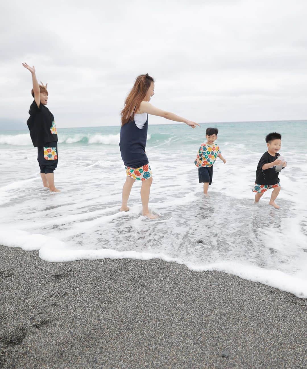 蔡阿嘎さんのインスタグラム写真 - (蔡阿嘎Instagram)「都很喜歡海的一家人😍😍😍 蔡波能長大後也不怕沙子跟海浪了！哈哈哈」5月6日 13時25分 - yga0721