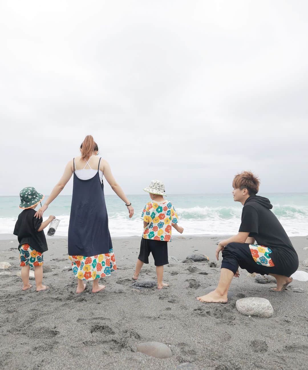 蔡阿嘎さんのインスタグラム写真 - (蔡阿嘎Instagram)「都很喜歡海的一家人😍😍😍 蔡波能長大後也不怕沙子跟海浪了！哈哈哈」5月6日 13時25分 - yga0721