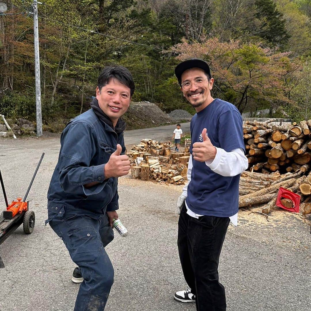 小椋祥平のインスタグラム：「. 木曽駒冷水公園のオーナー井口智明さん @kisoyamabito と📸 . 木曽駒冷水公園は元々スキー場だったんですが、そこを買い取って公園にしたらしいです😳 . しかも施設全部をご自身とスタッフ、ボランティアの方達でDIYで作ってるってヤバくないですか？🤣 . もはやDIYのレベルを超えてます🤣🤣 . めちゃくちゃパワフルでタフな井口さん💪 . かき氷も6杯も食べてくれました🤣🍧 . YouTubeもやられているので、良かったら見てみて下さい📺 . https://youtube.com/@Kisoyamabito . 木曽駒冷水公園はマジでオススメです‼️‼️‼️ . #小椋祥平  #井口智明 さん #パワフル  #タフ  #木曽山人チャンネル  #木曽駒冷水公園  #木曽駒冷水公園キャンプ場  #キャンプ  #キャンプ初心者」