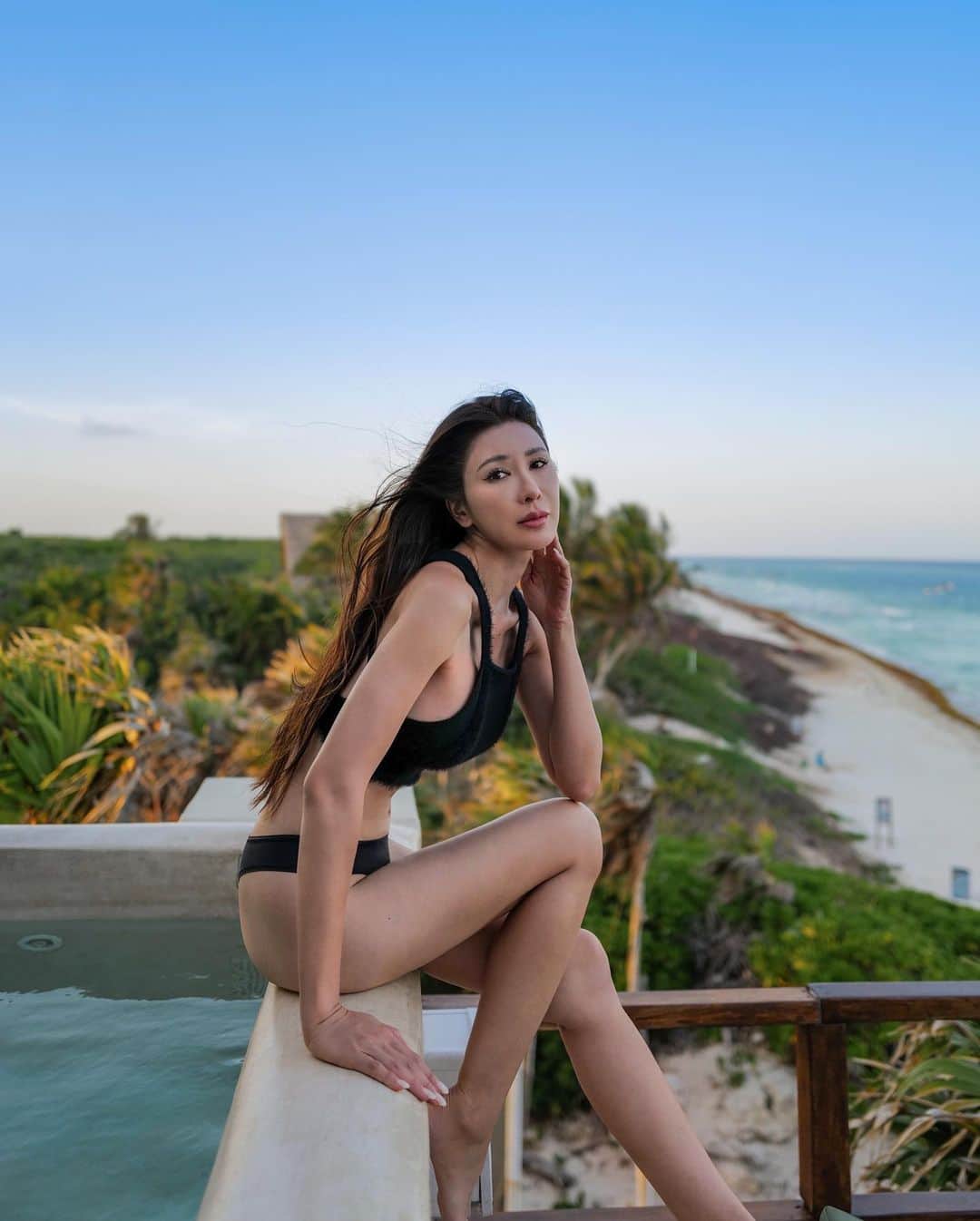 ジェイミー・チュアのインスタグラム：「🌴Soaking in the sun & the sea in back to basics, rustic style.」