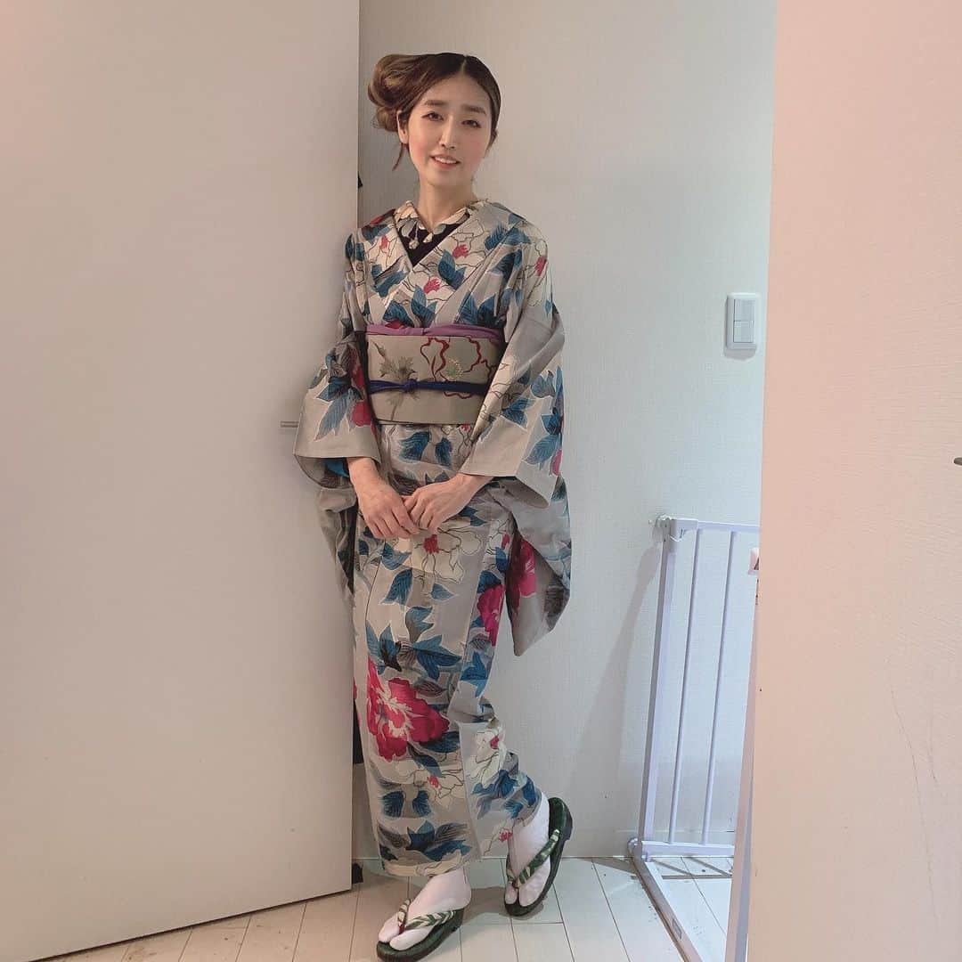 峰なゆかさんのインスタグラム写真 - (峰なゆかInstagram)「牡丹の着物に牡丹の帯に牡丹の半襟の牡丹尽くし。実は初めての銘仙（昔女学生の間で流行った布地）を着ております。ドキドキ。 #アンティーク着物　#着物　#着物コーデ　#着物コーディネート　#今日の着物　#kimono #ootd #japanesegirl」5月6日 13時37分 - minenayuka