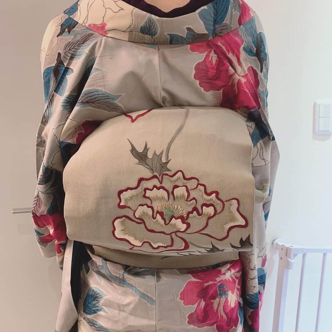 峰なゆかさんのインスタグラム写真 - (峰なゆかInstagram)「牡丹の着物に牡丹の帯に牡丹の半襟の牡丹尽くし。実は初めての銘仙（昔女学生の間で流行った布地）を着ております。ドキドキ。 #アンティーク着物　#着物　#着物コーデ　#着物コーディネート　#今日の着物　#kimono #ootd #japanesegirl」5月6日 13時37分 - minenayuka