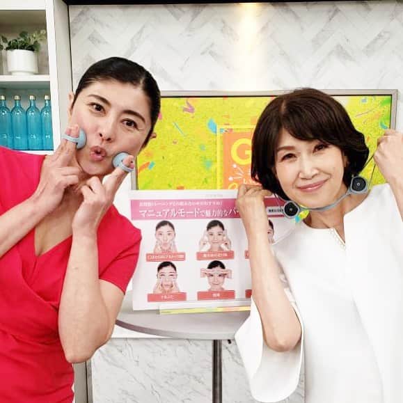 間々田佳子のインスタグラム：「QVCのテレビ終わりました🎊  フェイシャルネックリフト またまた 在庫分完売🎊🎊🎊 皆さんありがとうございました。 しっかり使ってスッキリ顔を手に入れてくださいね！ QVCの朝倉ナビゲーターさんも ありがとうございました！  フェイシャルネックリフトは 顔の筋トレに自信がない方は つけるだけでOK  なぜならば 顔の正しい動きがわからないで顔を動かしていると シワたるみの原因になるから。 まずは当てるだけで 顔を鍛えましょう！  そして顔の筋トレマニアック好きの方は マニュアルモードにして 顔を動かしながら顔のEMSをつけてトレーニングしてみて❣️  抜きどころ、入れどころを極めることが できるようになりますよ〜！  #フェイシャルネックリフト #qvc @qvc_asakura」