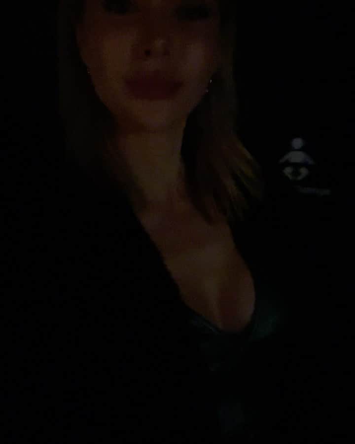 エミリー・スコットのインスタグラム：「..a pleasure to be asked this question. From intimate bars to raging dance floors, I can't stop my body from moving to the beat. It’s that question that keeps the fire burning. Love you all」