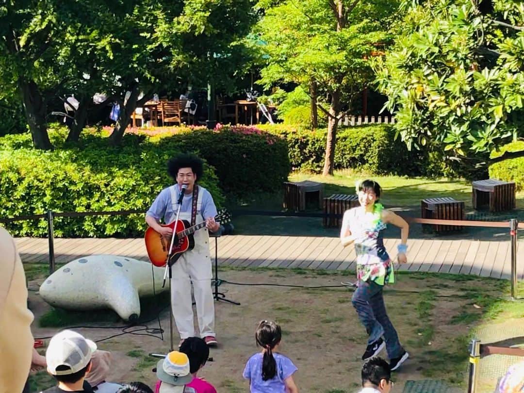 いとうまゆのインスタグラム：「玉川高島屋S・Cさんでの タニケンさんとのファミリーコンサート、無事終了しました🙏✨ お天気にも恵まれて、 気持ちの良い芝生空間で 親子の皆さんと歌って踊って最高に幸せでした🥹✨ 足を運んでくださった皆さま✨ イベント関係者の皆さま✨ 有難うございました！！ ・ タニケンさんとも久しぶりに ご一緒させていただきまして・・ 優しい素敵な歌声に包まれて贅沢でした🙏😍 ・ ステージの合間にお客さんが訪ねてきた？！と思ったら、おかいつチーム先輩の天野勝弘さんが 美味しいレモンクッキーをお土産に会いに来てくださいました🙏🥰 ・ みんなと歌って踊って 至福な一日😂。。 ・ 4枚目の写真はトレーニングの先生が遊びに来てくださって✨ 撮ってくれた一枚です🙏🙇‍♂️✨ (自分の横顔久しぶりに見ました😳) #GW #gwイベント  #玉川高島屋  #玉川高島屋sc  #親子イベント #ファミリーイベント #谷本賢一郎 #いとうまゆ #おかあさんといっしょ #フックブックロー」